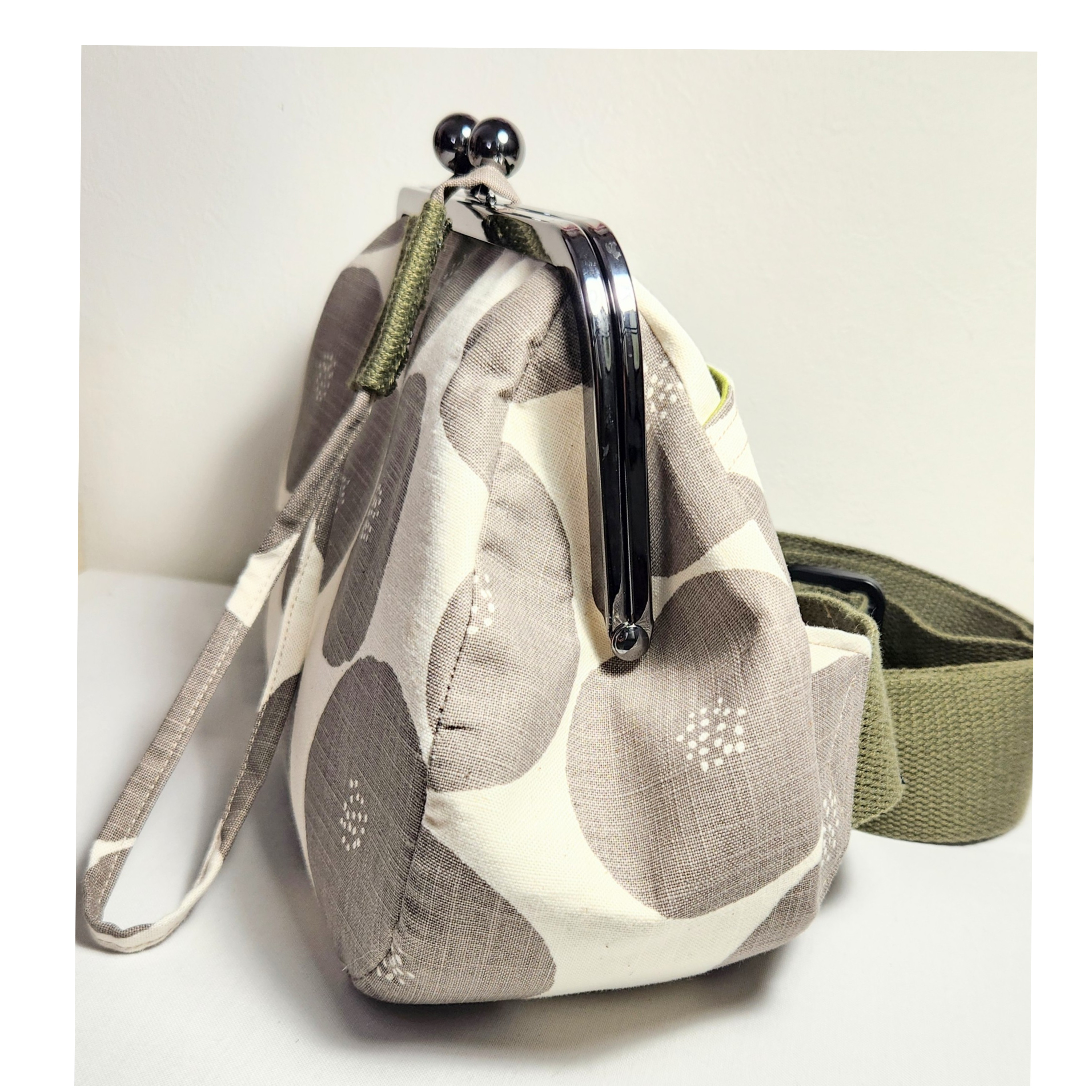 ＊受注制作＊爽快がま口ボディバッグ　ショルダーバッグ　大きめがま口　旅行　散歩　可愛い　あんぱん　抹茶あん