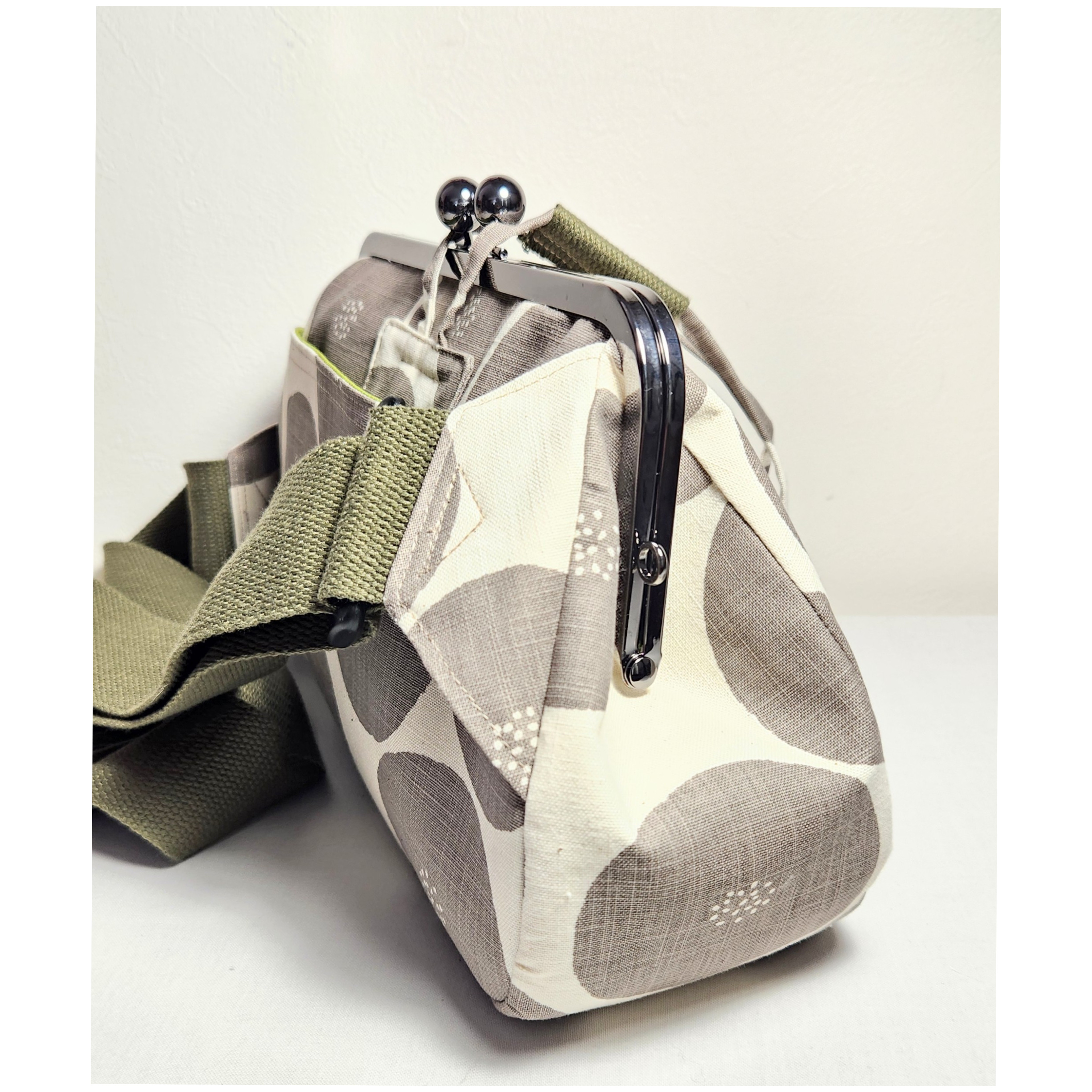 ＊受注制作＊爽快がま口ボディバッグ　ショルダーバッグ　大きめがま口　旅行　散歩　可愛い　あんぱん　抹茶あん