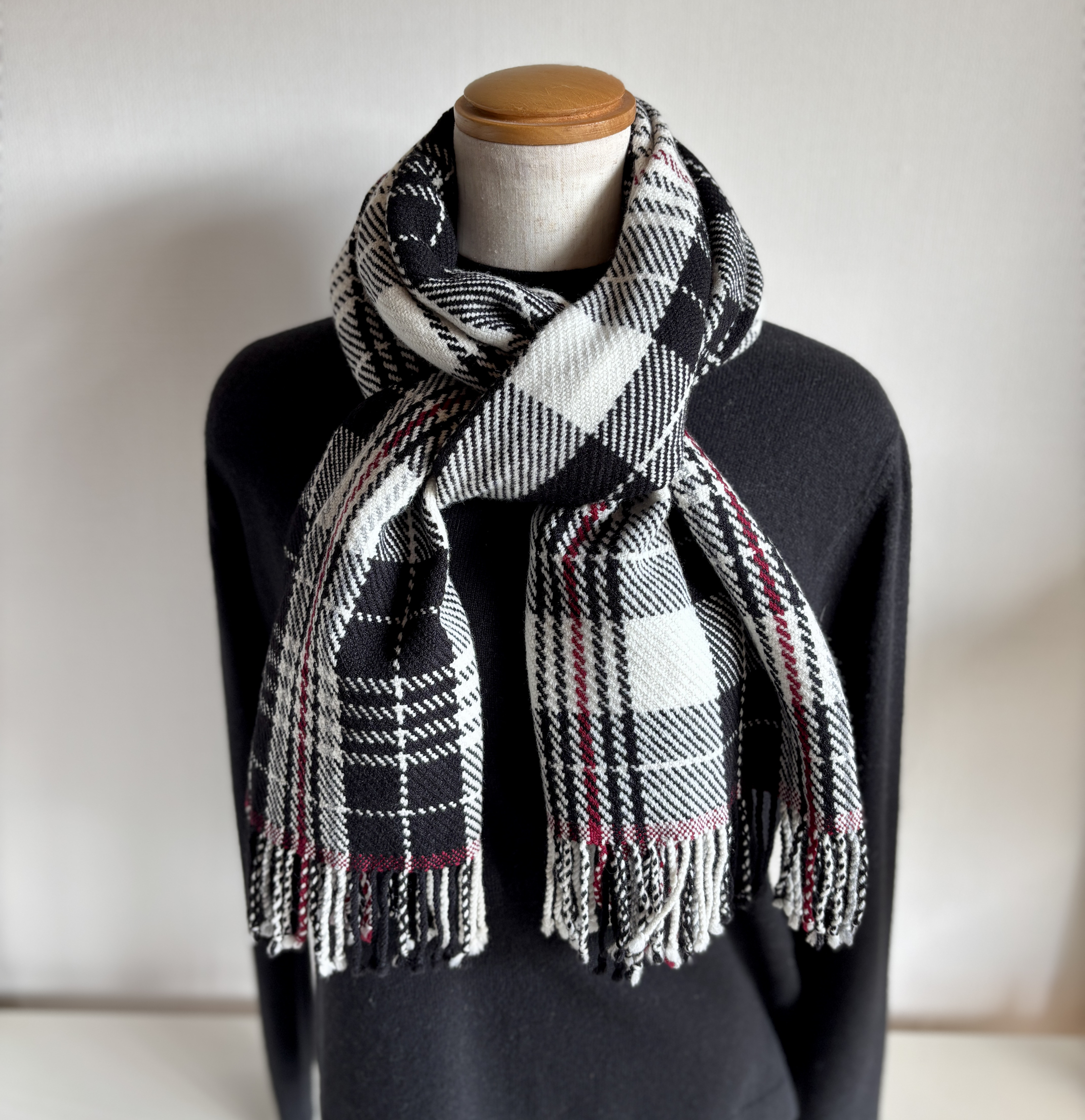 [手織り]黒×白のチェックのマフラー（レッドのライン入り）/スーパーファインウール使用