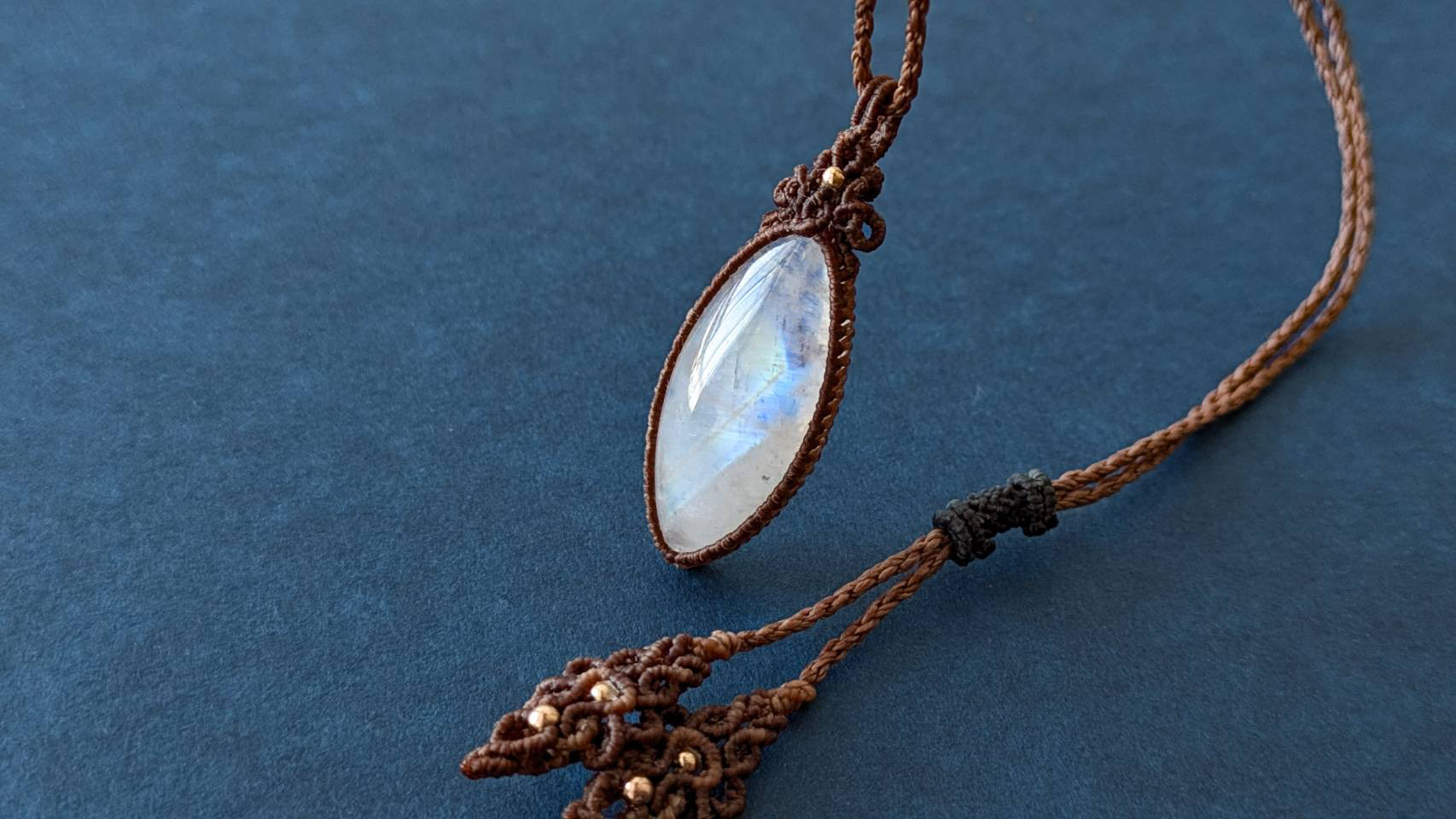 【言の葉】ブルームーンストーン　マクラメ編みネックレス