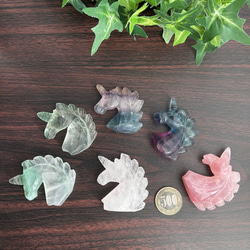 ～神獣～　天然石 ユニコーン　手彫り彫刻　【ローズクォーツ/フローライト】天然石インテリア・天然石置物として　 1枚目の画像