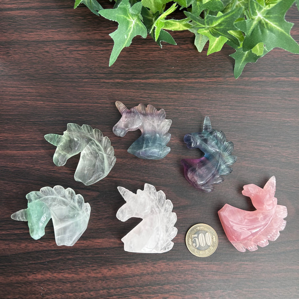 ～神獣～　天然石 ユニコーン　手彫り彫刻　【ローズクォーツ/フローライト】天然石インテリア・天然石置物として　 1枚目の画像