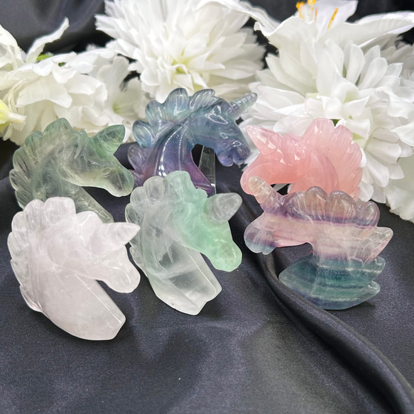 ～神獣～　天然石 ユニコーン　手彫り彫刻　【ローズクォーツ/フローライト】天然石インテリア・天然石置物として　 3枚目の画像