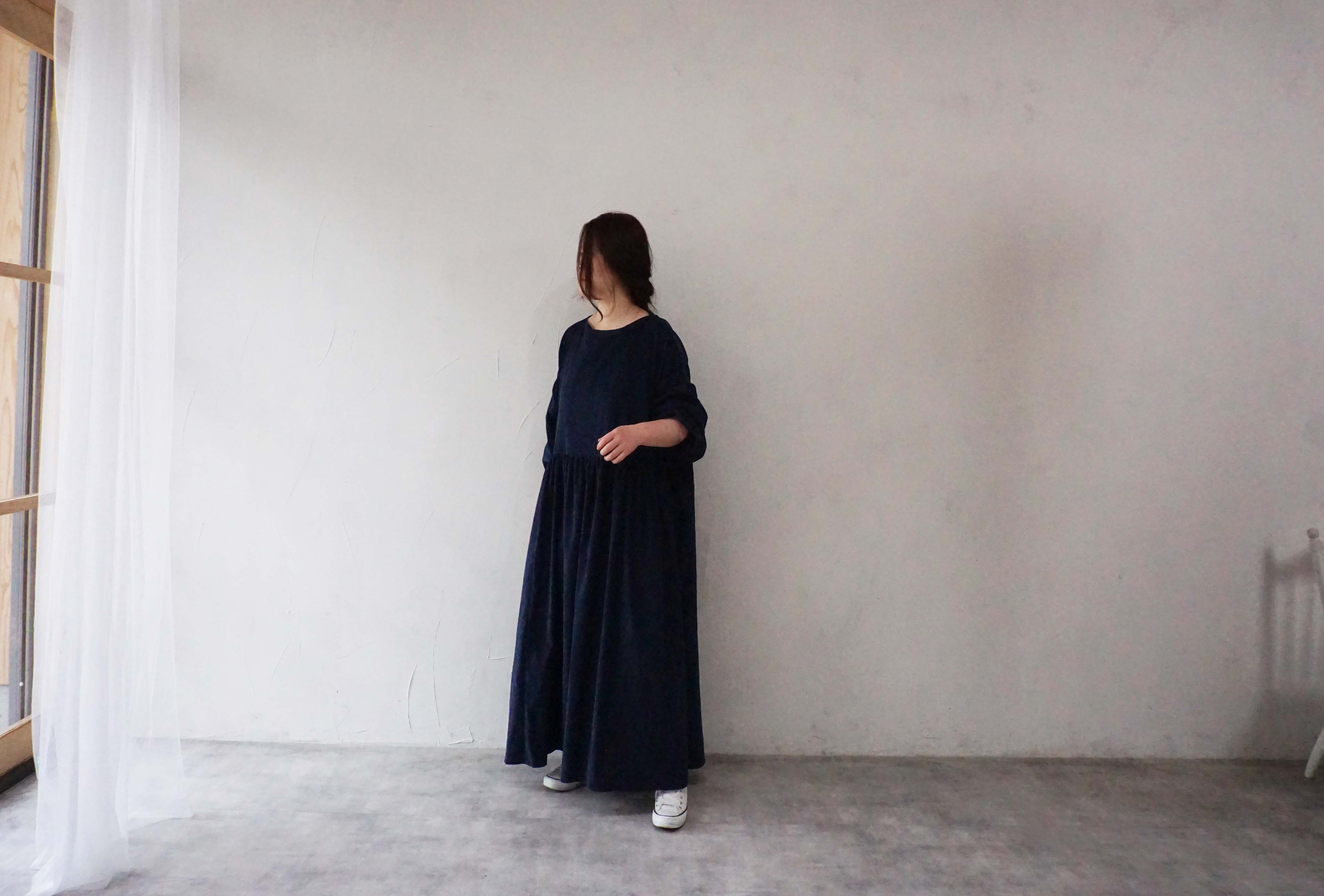 ディープネイビーコーデュロイギャザーワンピース