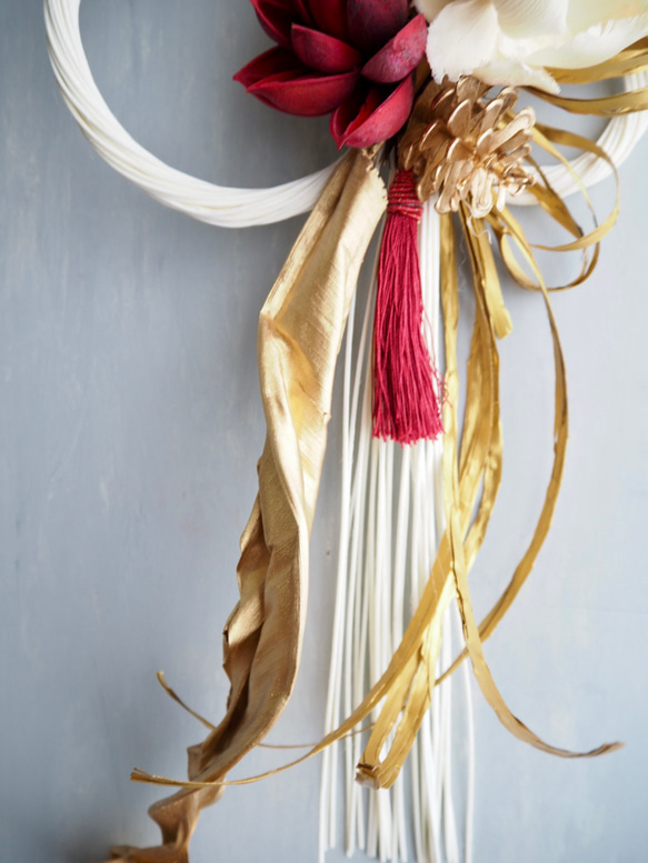 アートフラワーウォール《ゴールド煌めく赤と白の静寂》ドライフラワー | しめ縄 4枚目の画像