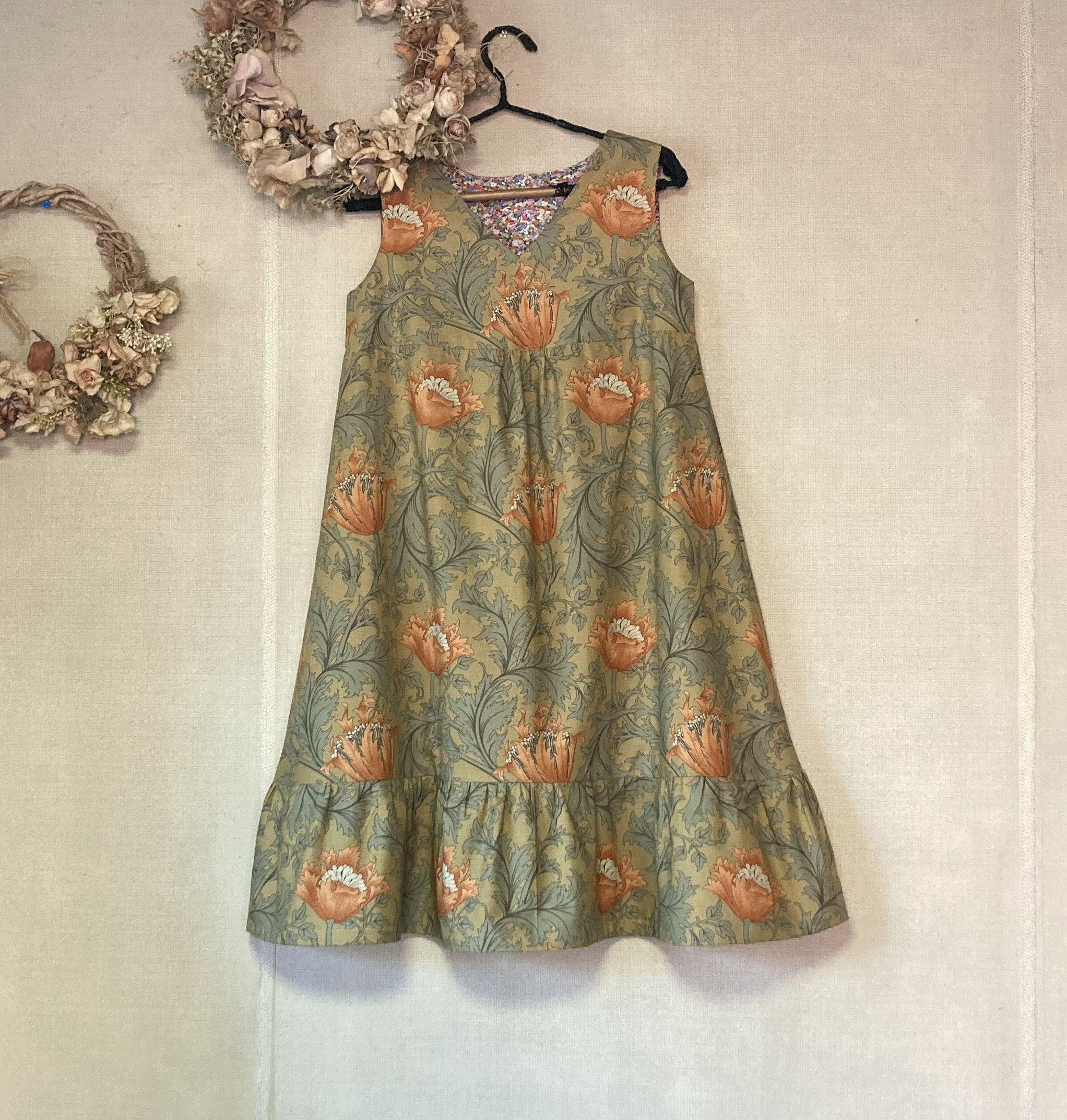 モリス　アネモネ（セージ）Aラインワンピース　moda Anemone Morris生地