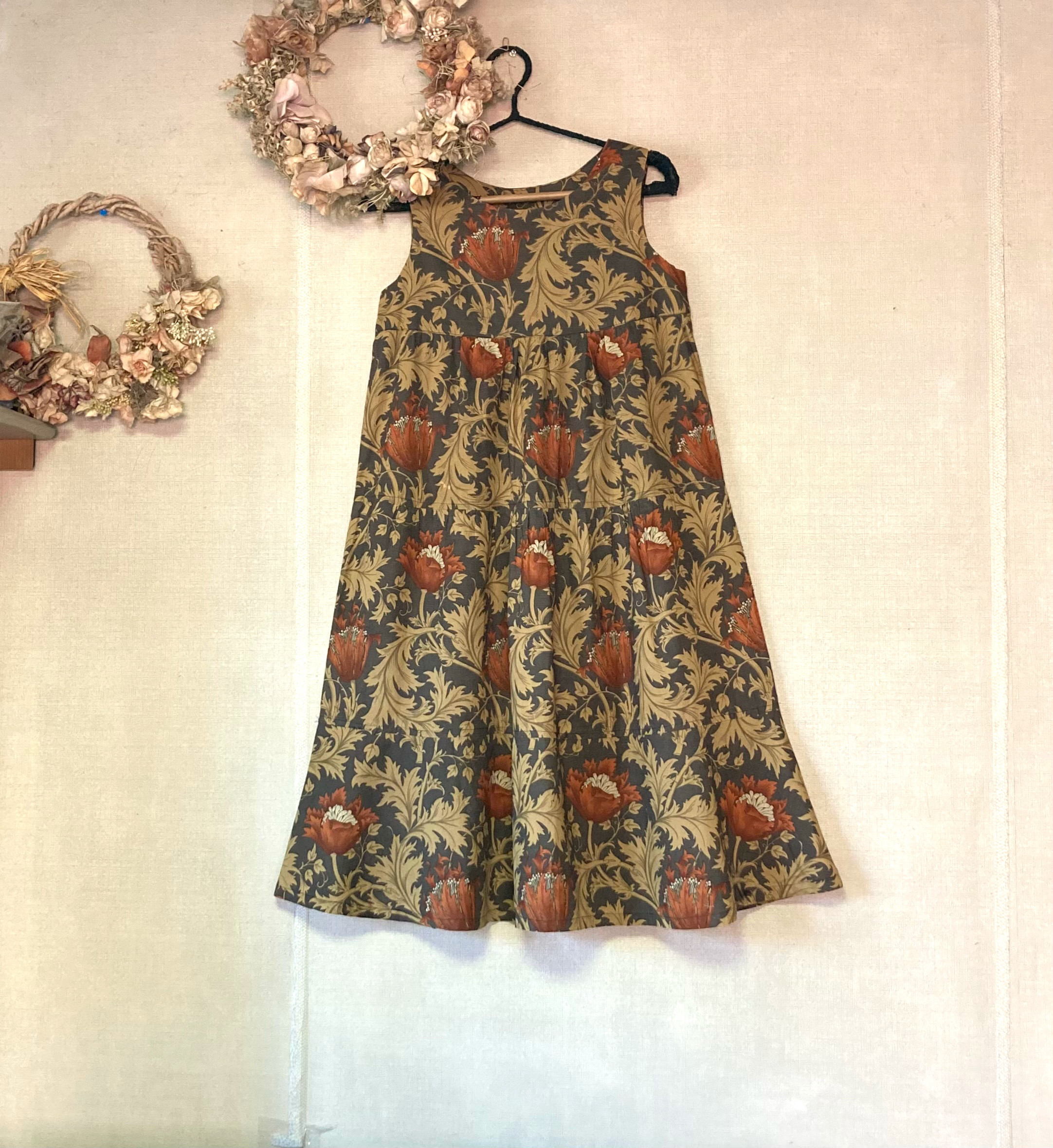 モリス　アネモネ（ダマスクブラック）綿ローン ティアードワンピース　moda Anemone Morris生地