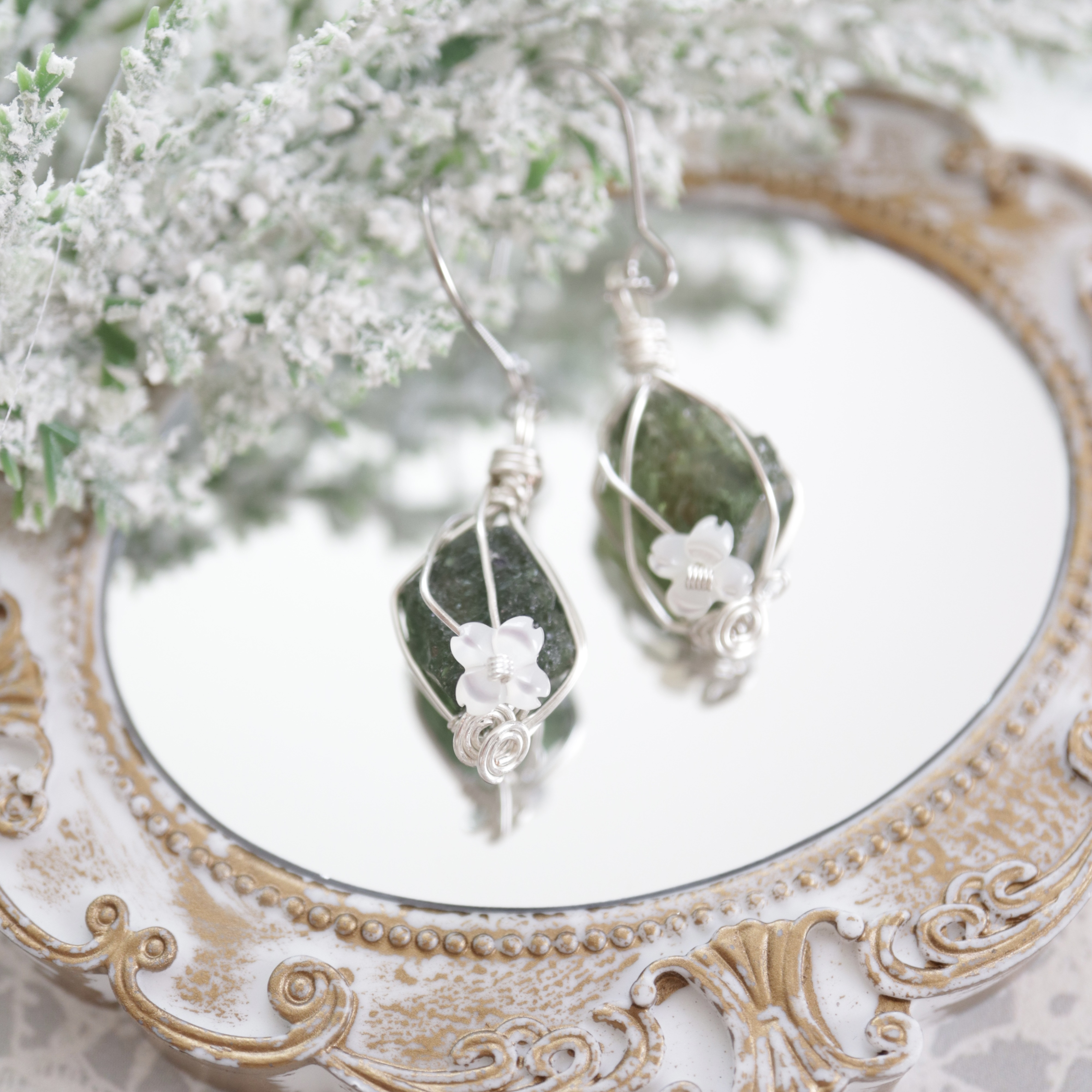 【1点もの】ブルーグリーンアパタイト《青翠》｜小花が揺れる原石ピアス