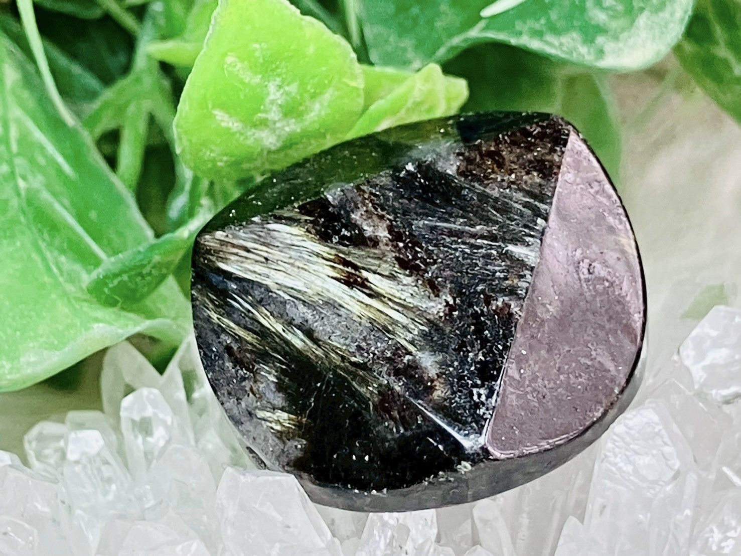 妖精の女王✨　ヌーマイト フェアリークィーン 穴開き　パーツ　原石