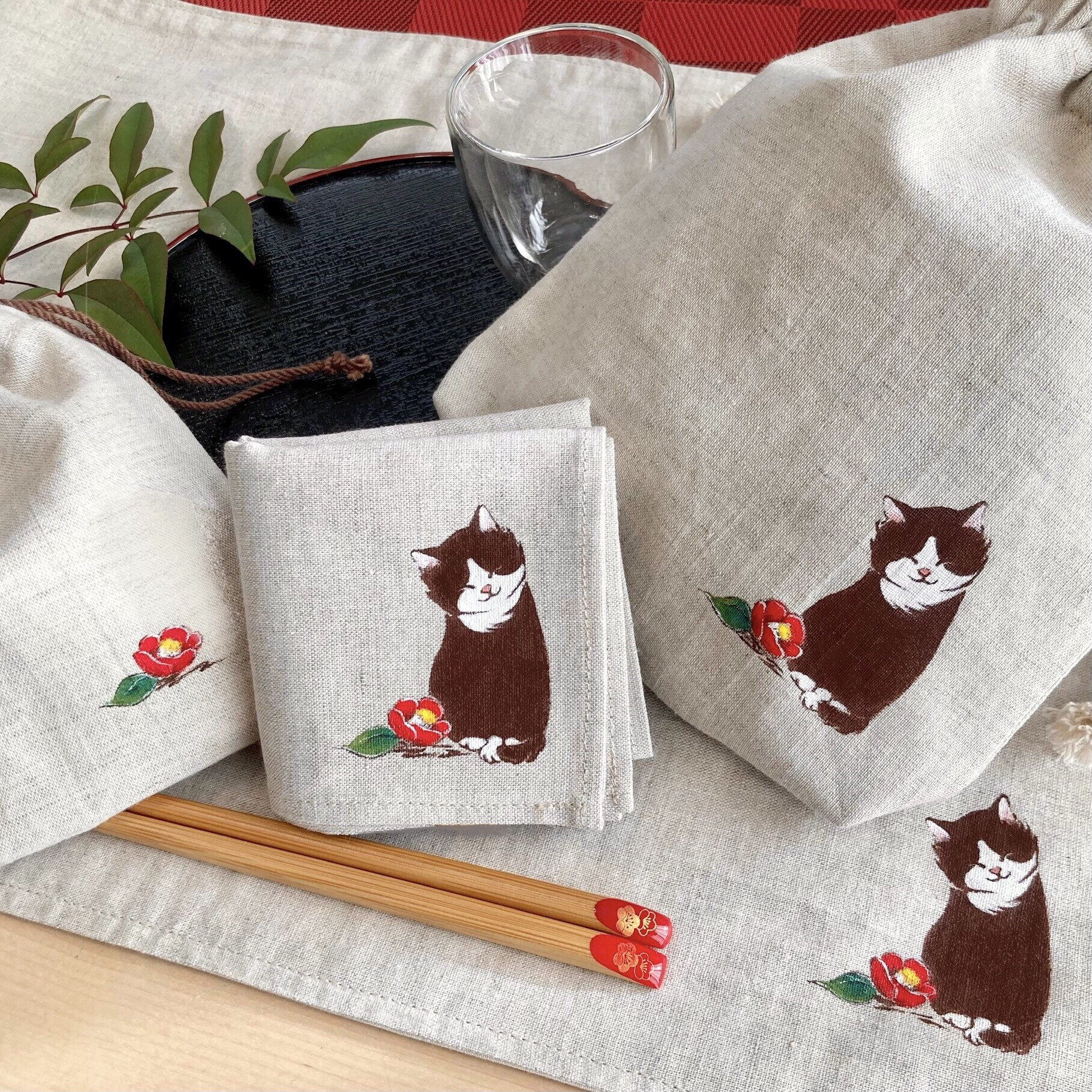 ギフトセット『赤い椿と猫』手描きコットンリネンハンカチとランチョンマットと巾着