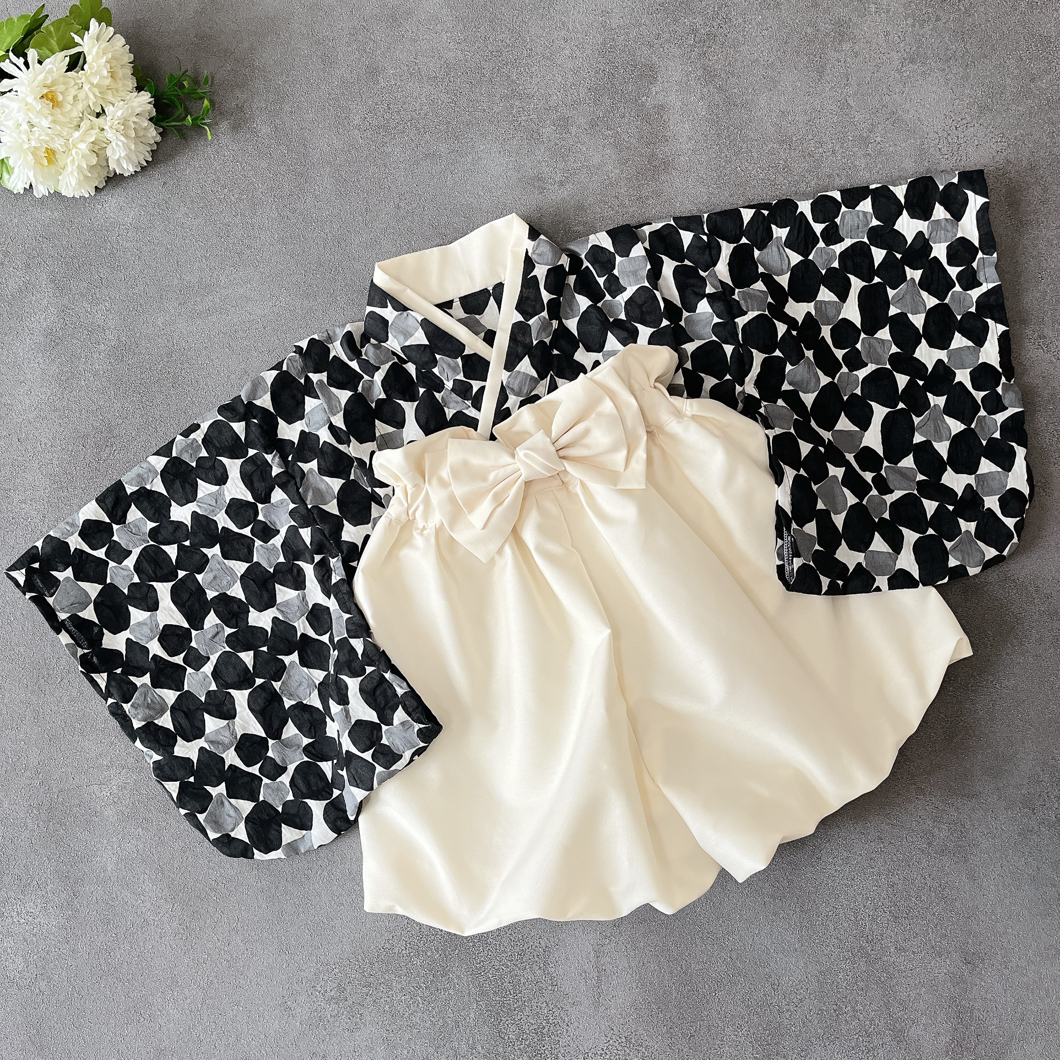 送料無料【60-70 】ベビー袴　モダンモノトーン✖︎白色の袴