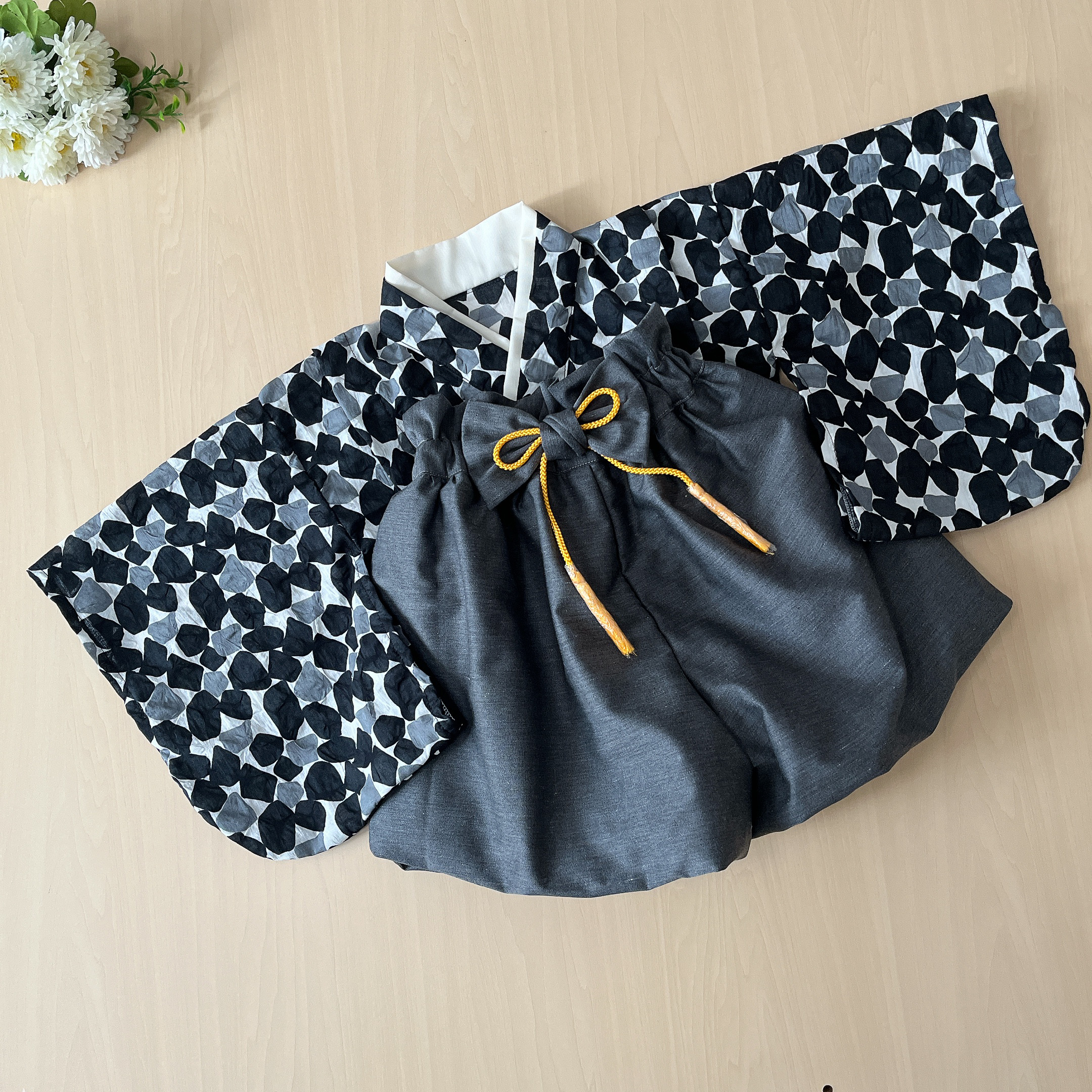 送料無料【60-70 】ベビー袴　モダンモノトーン✖︎鉛色の袴