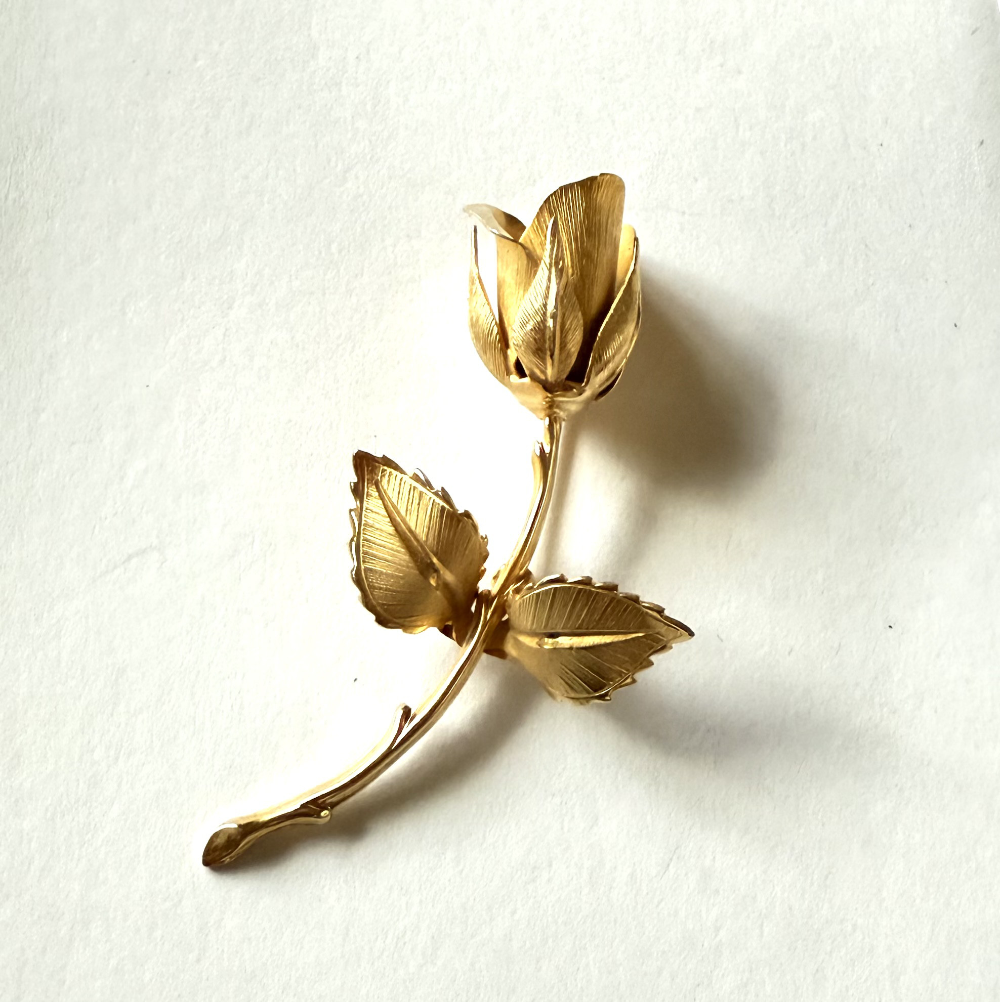 【ビンテージ　薔薇　バラ　立体的　ブローチ】卒業式　入学式　ゴールド　アメリカ製　ばら 　花