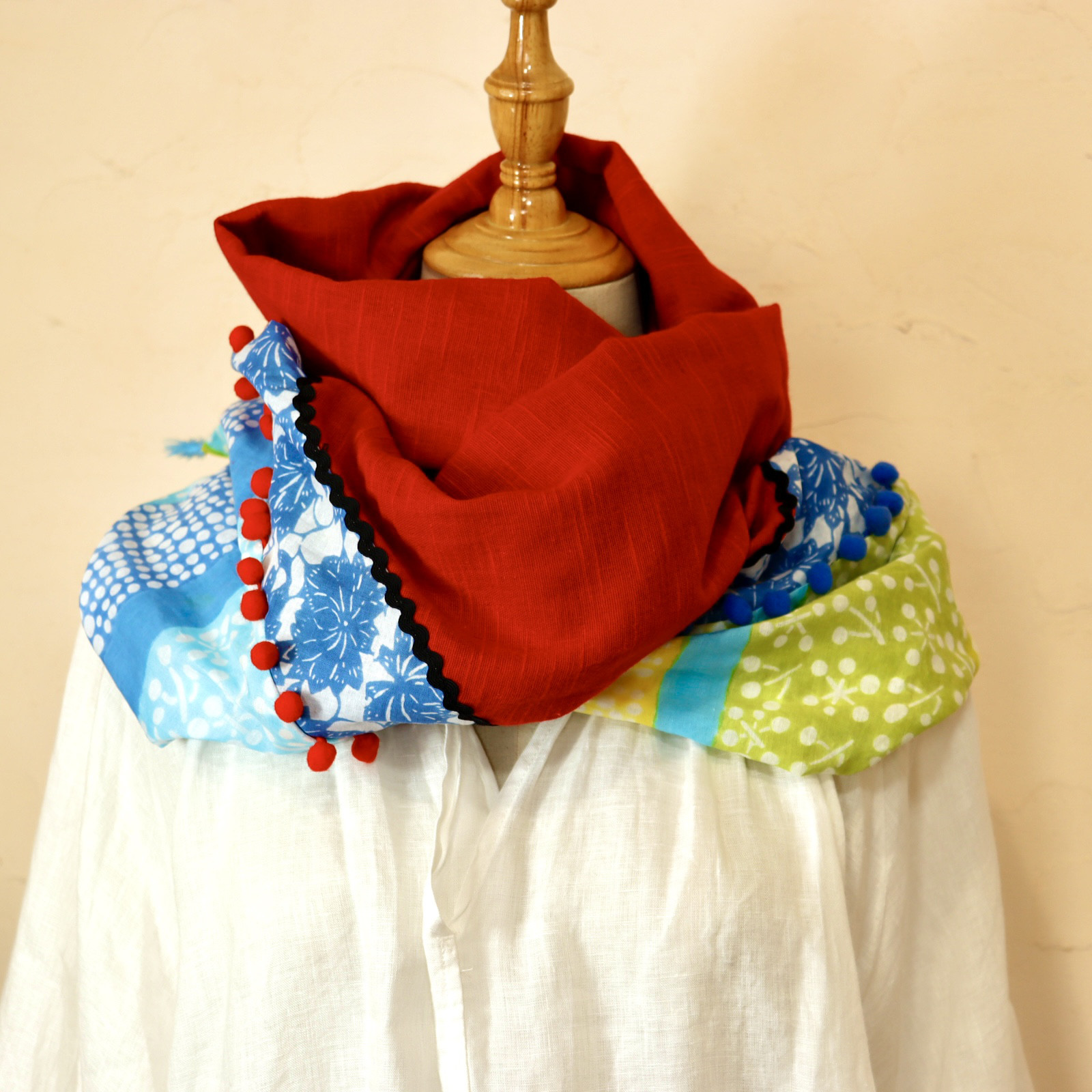 【再販】カラフルな手染めマフラーストール　ボンボン丸/赤