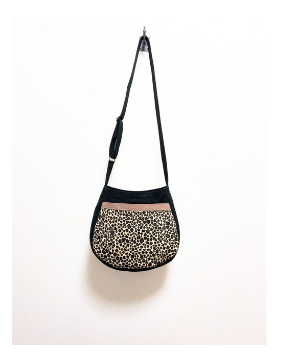 【黒ヒョウ柄】11号帆布 Sサイズのショルダー　　 両側外ポケット肩ひも調節サコッシュ 1枚目の画像