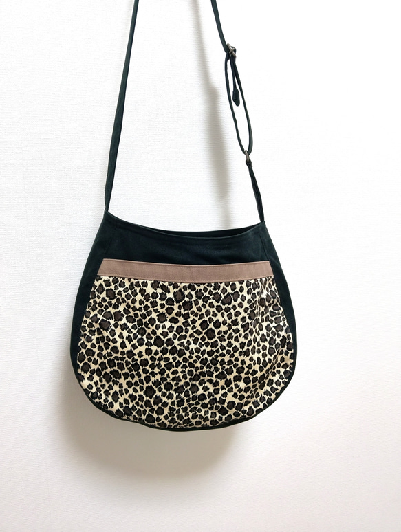 【黒ヒョウ柄】11号帆布 Sサイズのショルダー　　 両側外ポケット肩ひも調節サコッシュ 4枚目の画像