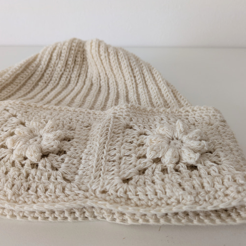 カシミヤ入り花モチーフニット帽子生成り ニット帽・ビーニー mimi5555