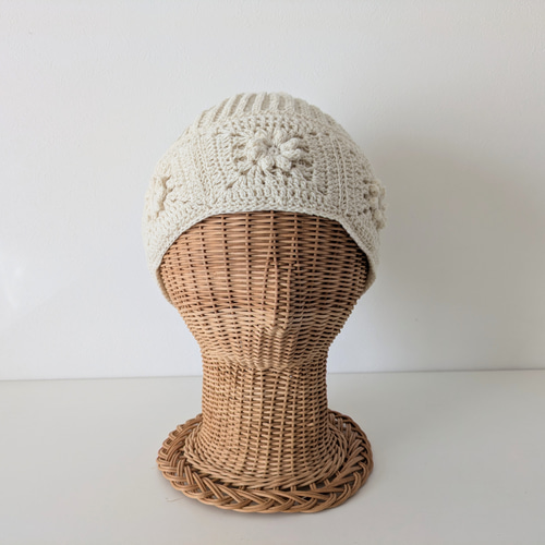 カシミヤ入り花モチーフニット帽子生成り ニット帽・ビーニー mimi5555