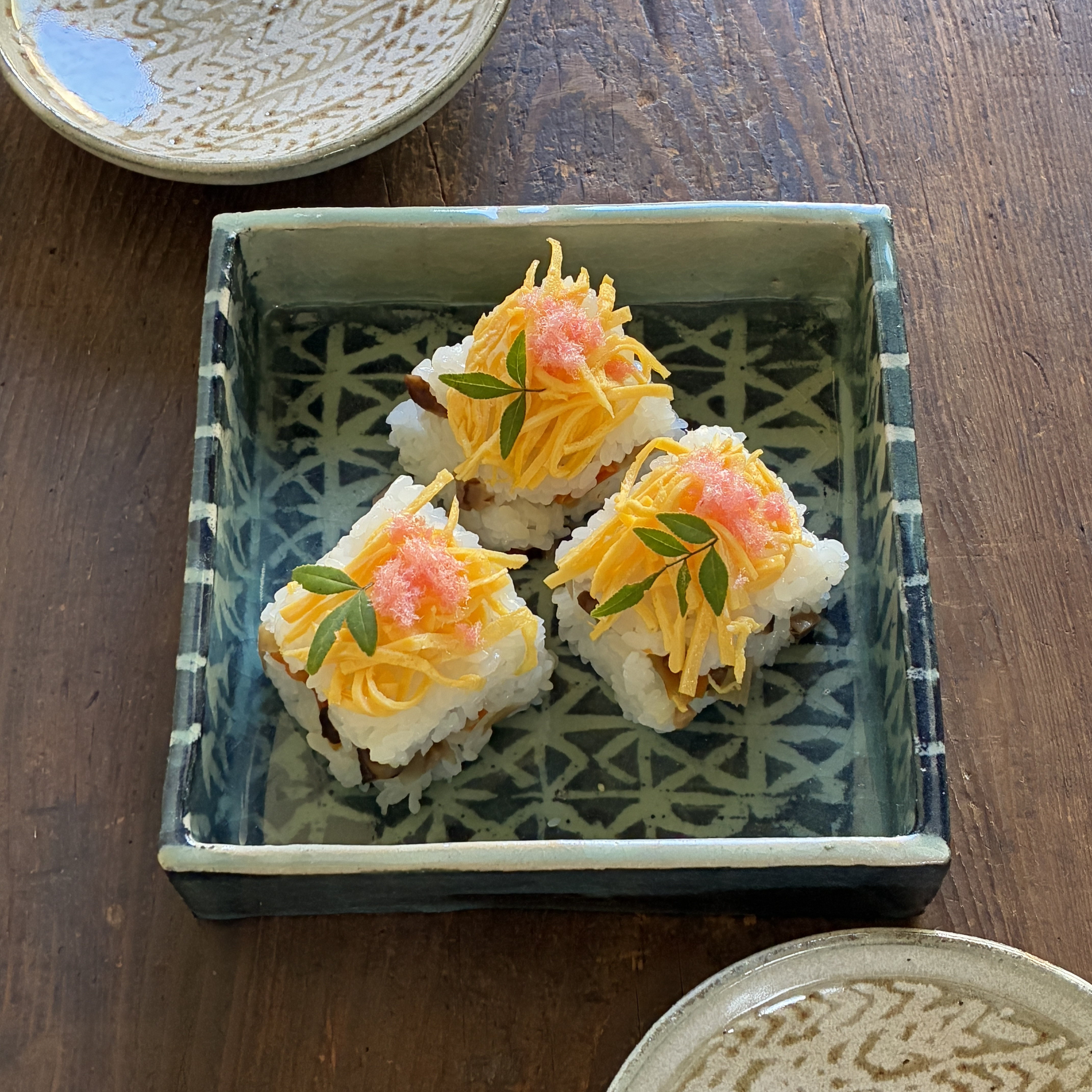 ｜淡青磁の角鉢｜切立角鉢　角皿　正角皿　四方鉢　四方皿　おせち　ひな祭り　菓子鉢　お祝い事の席　陶器　お正月ハンドメイド