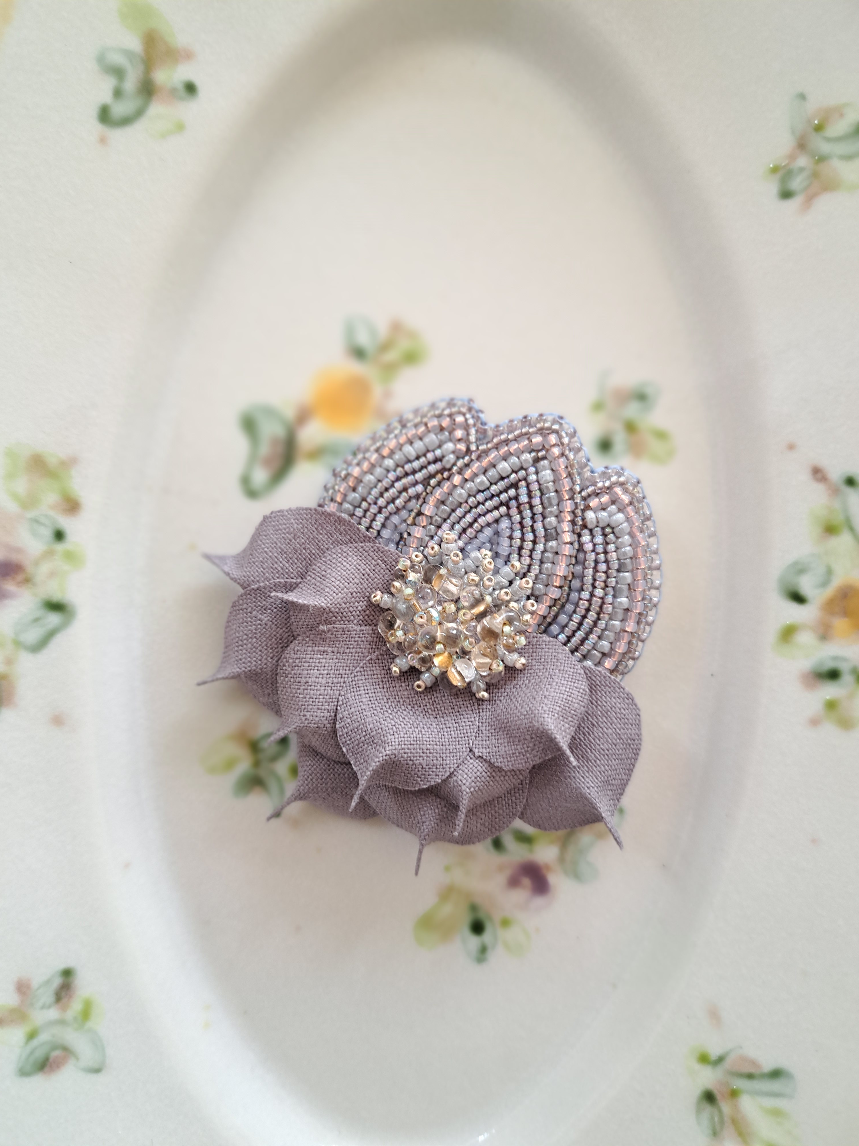 リネンの花びら　輝く　ビーズ刺繍　ブローチ