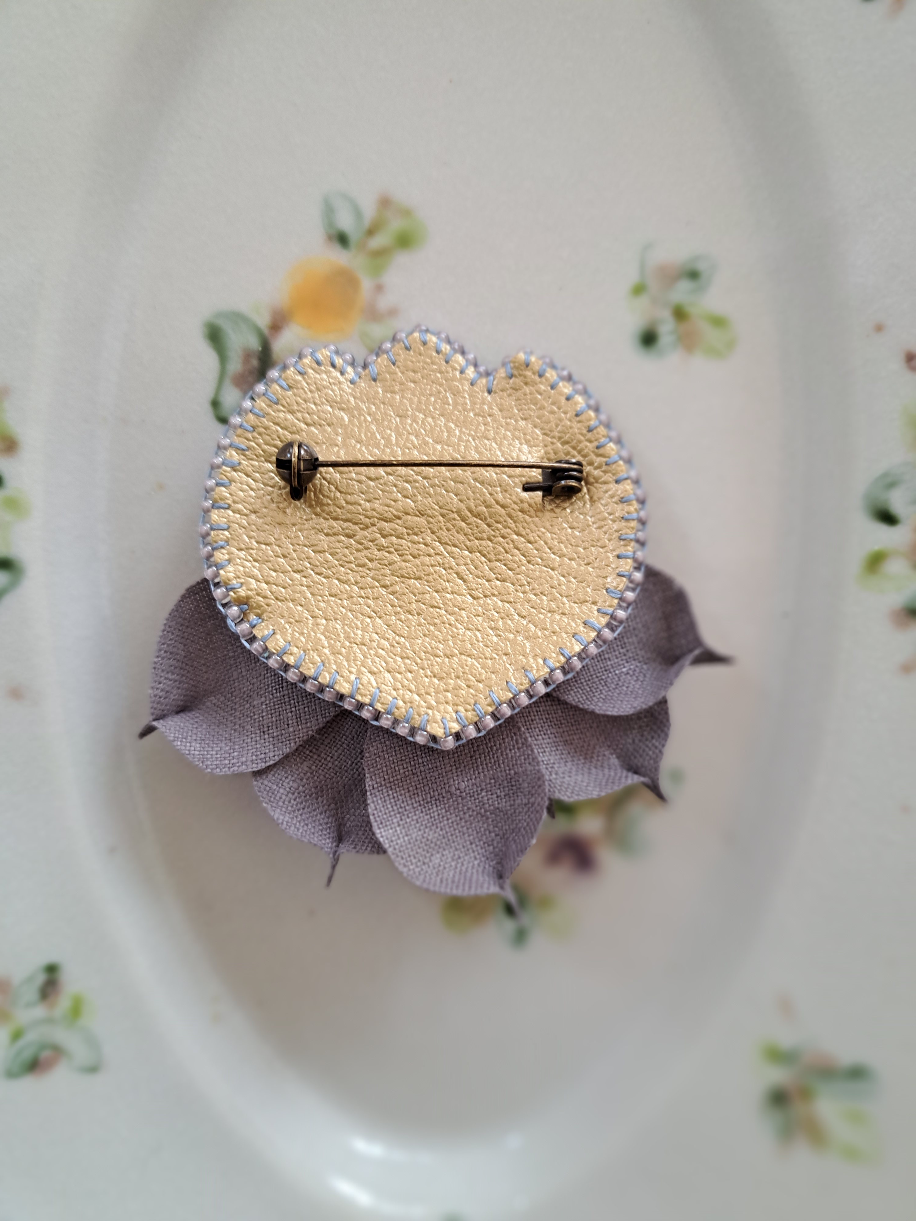 リネンの花びら　輝く　ビーズ刺繍　ブローチ