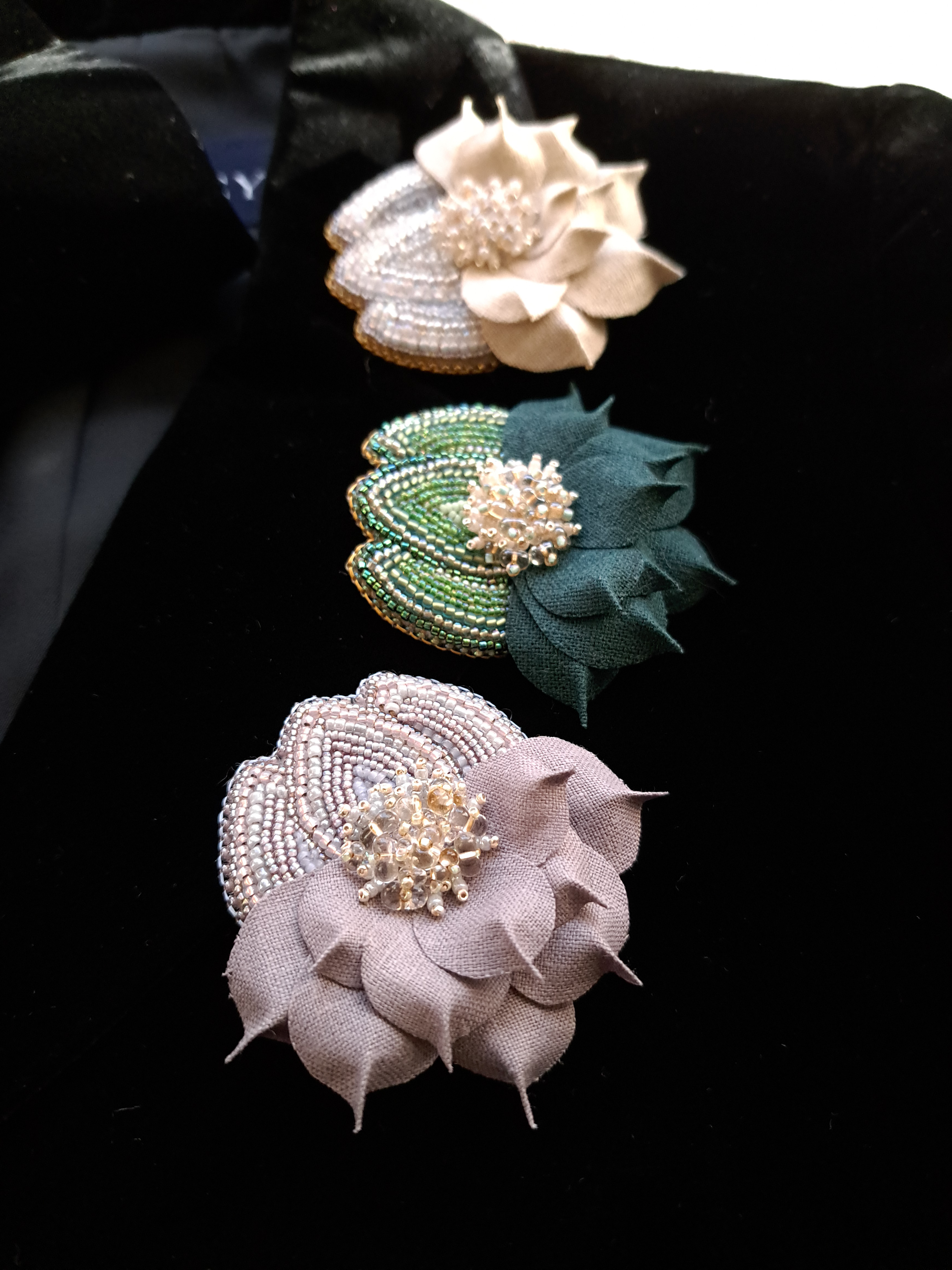 リネンの花びら　輝く　ビーズ刺繍　ブローチ