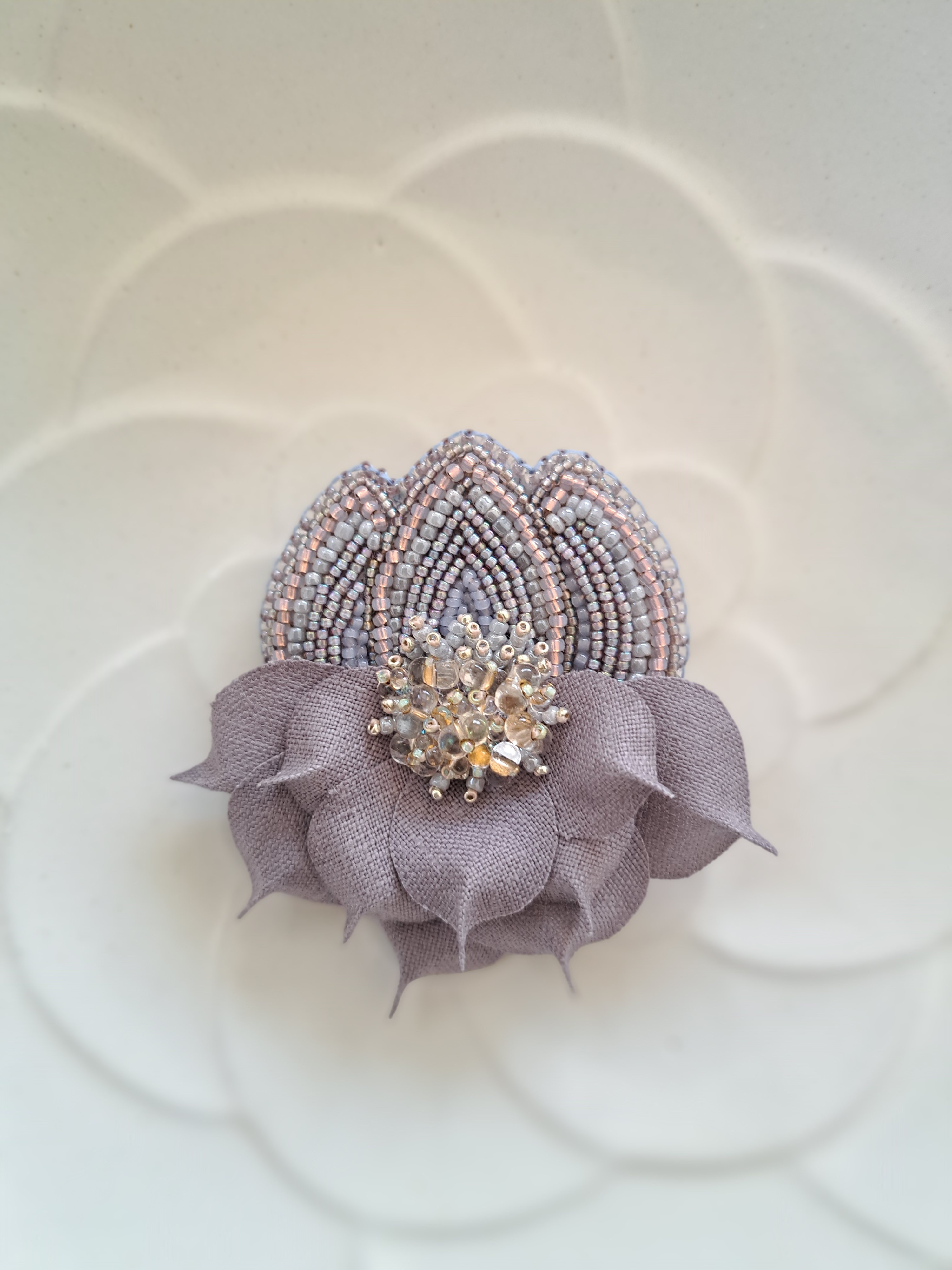 リネンの花びら　輝く　ビーズ刺繍　ブローチ