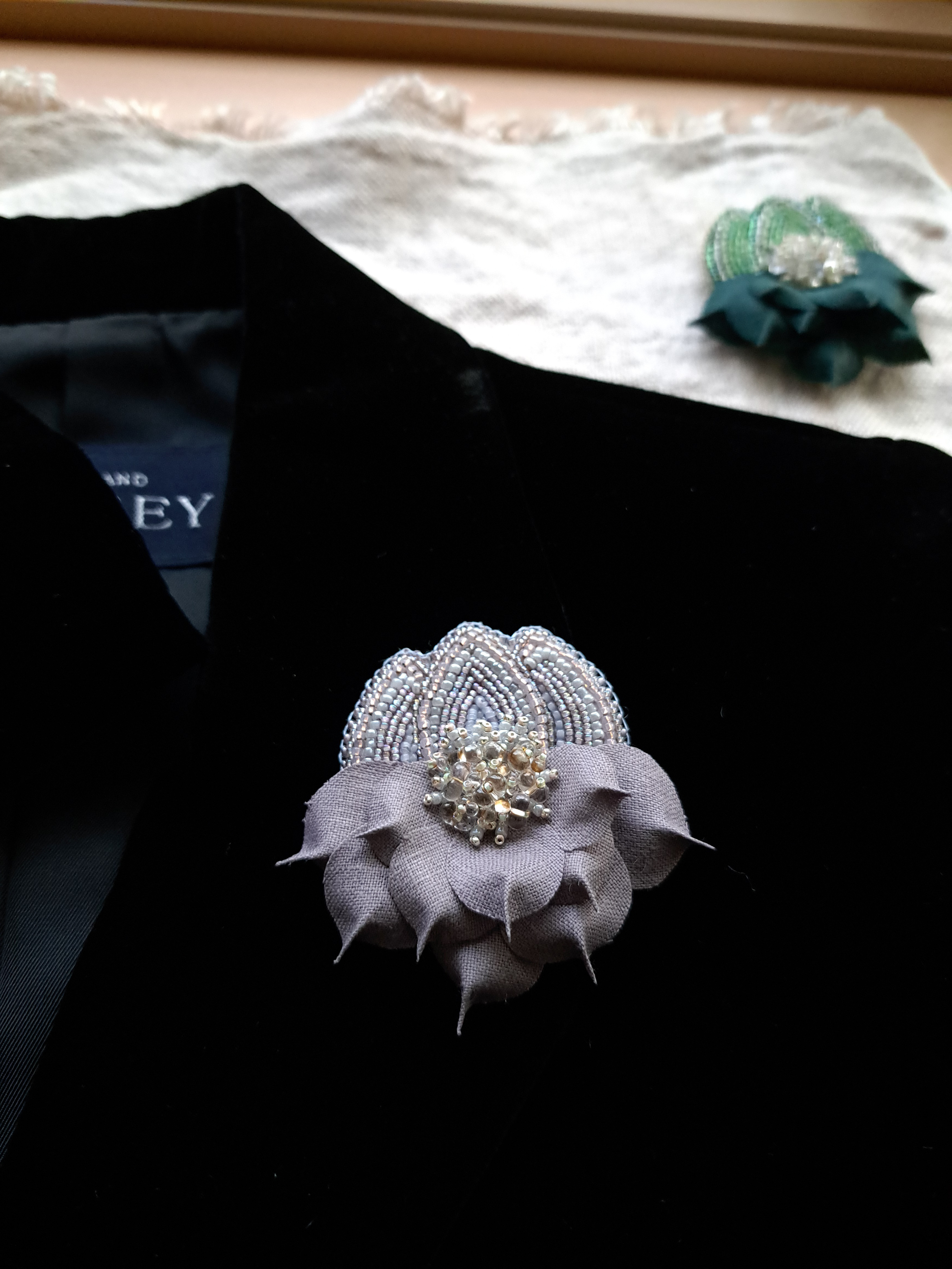 リネンの花びら　輝く　ビーズ刺繍　ブローチ