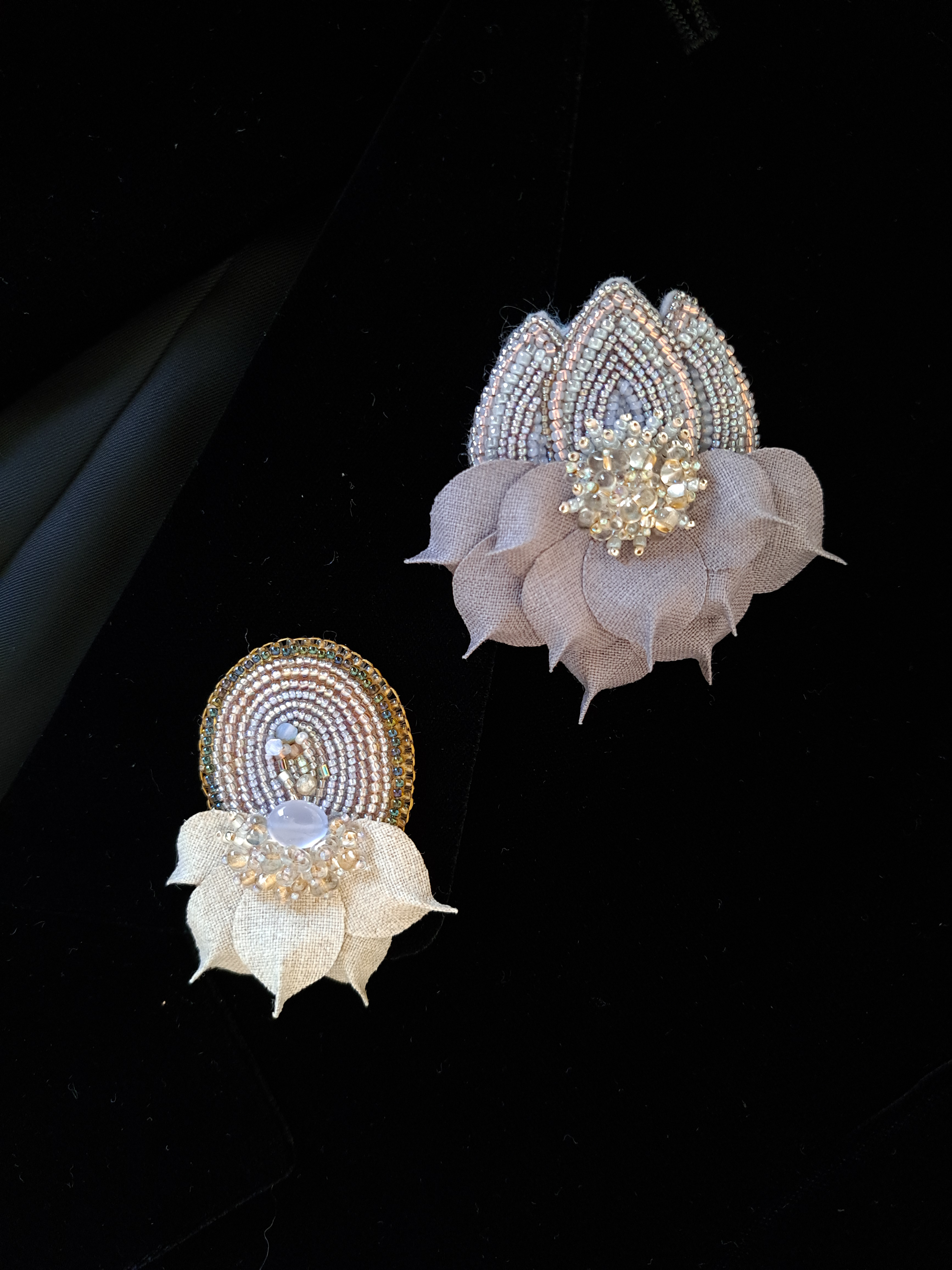 リネンの花びら　輝く　ビーズ刺繍　ブローチ