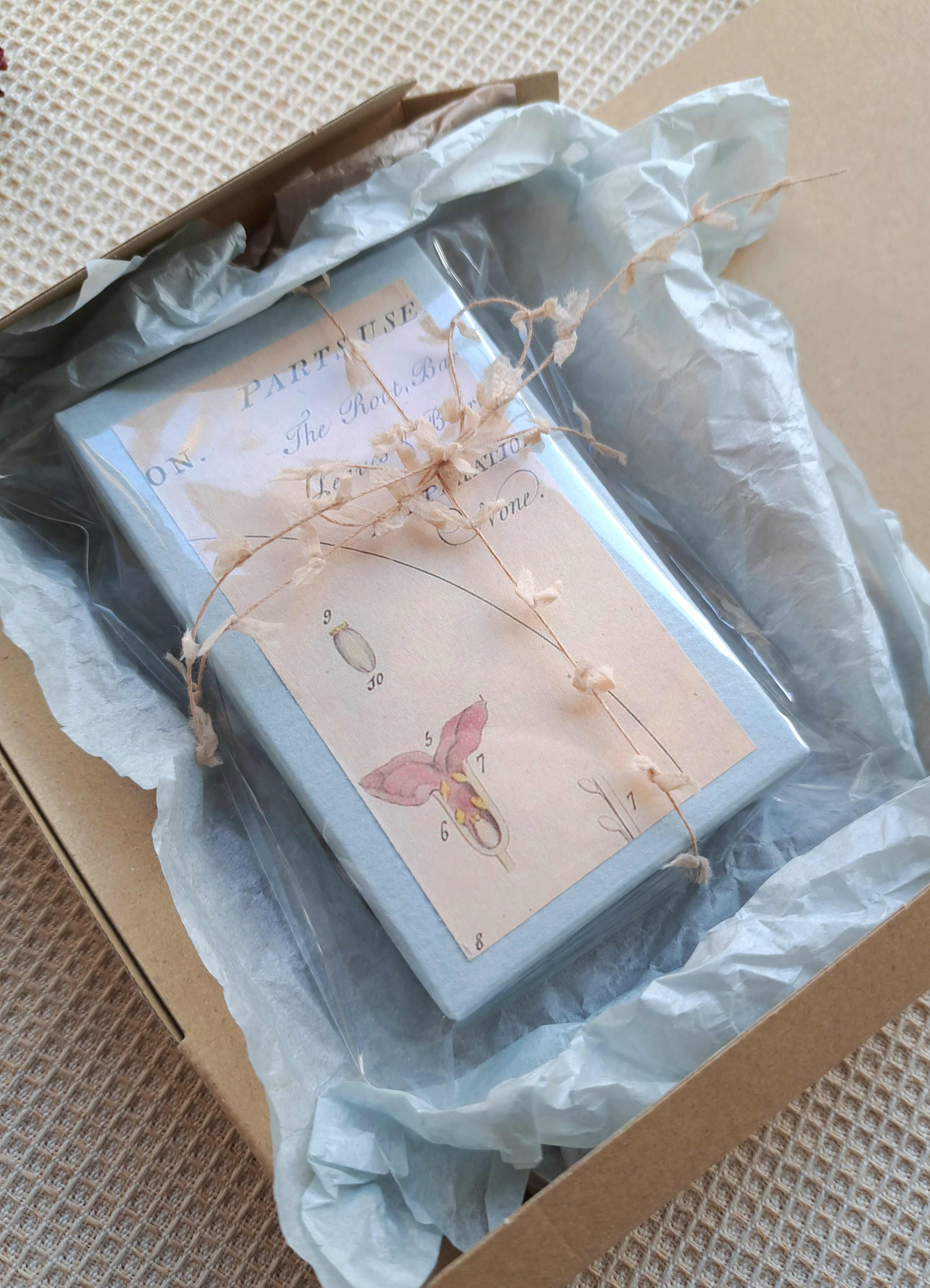 リネンの花びら　輝く　ビーズ刺繍　ブローチ