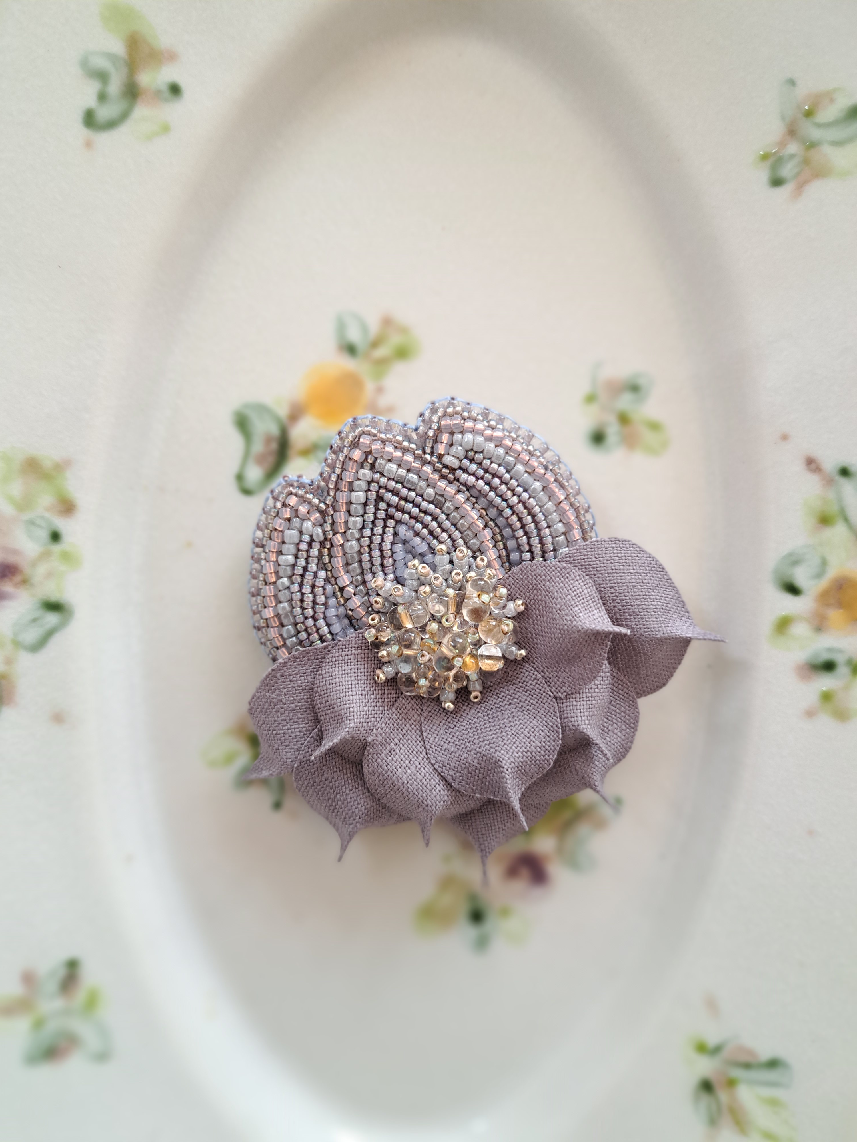 リネンの花びら　輝く　ビーズ刺繍　ブローチ