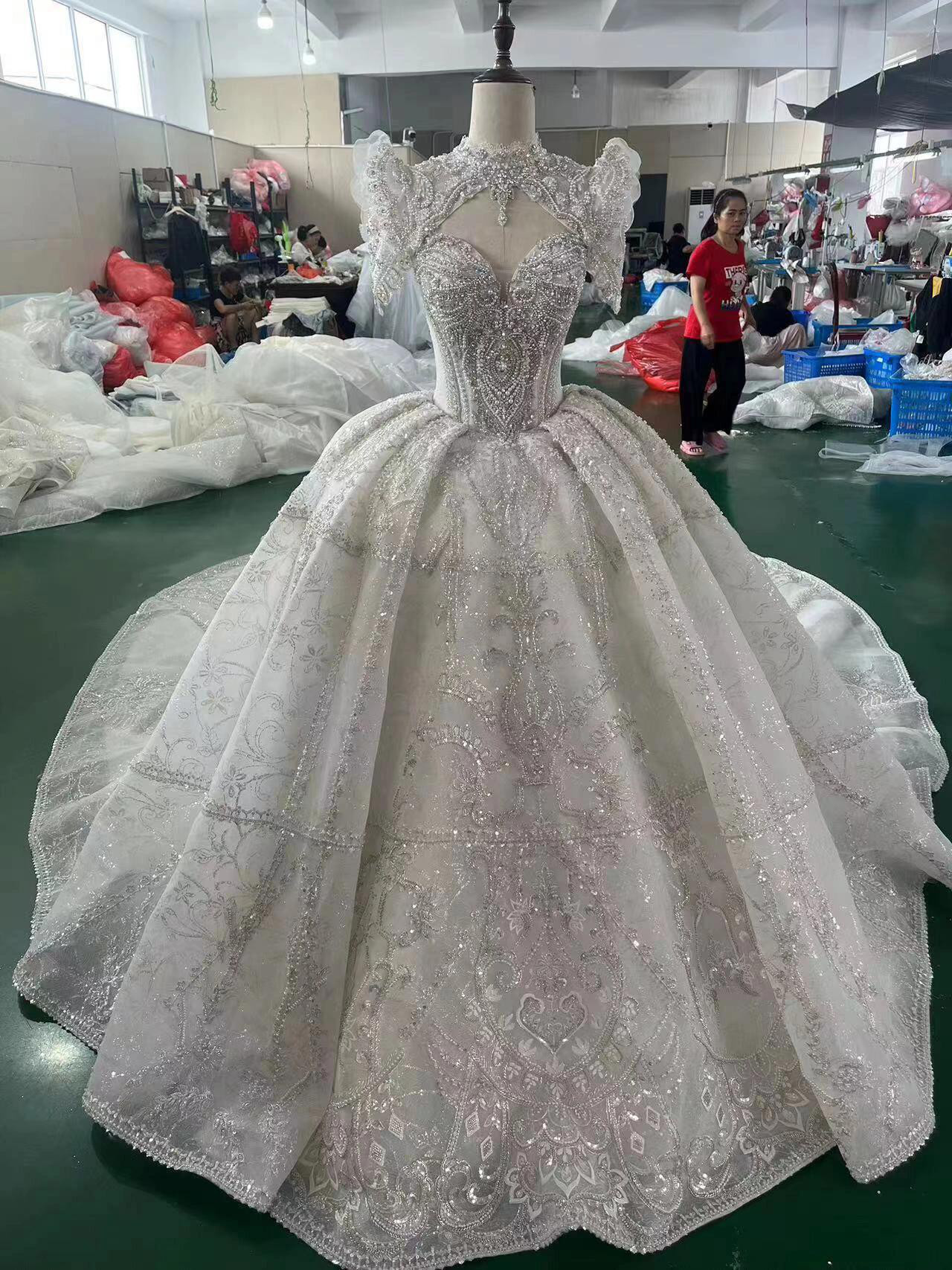 抜群のおしゃれ見え　２ways フロントカットアウト　取り外し可能　美しい刺繍　プリンセスライン　チュール　ウェディング