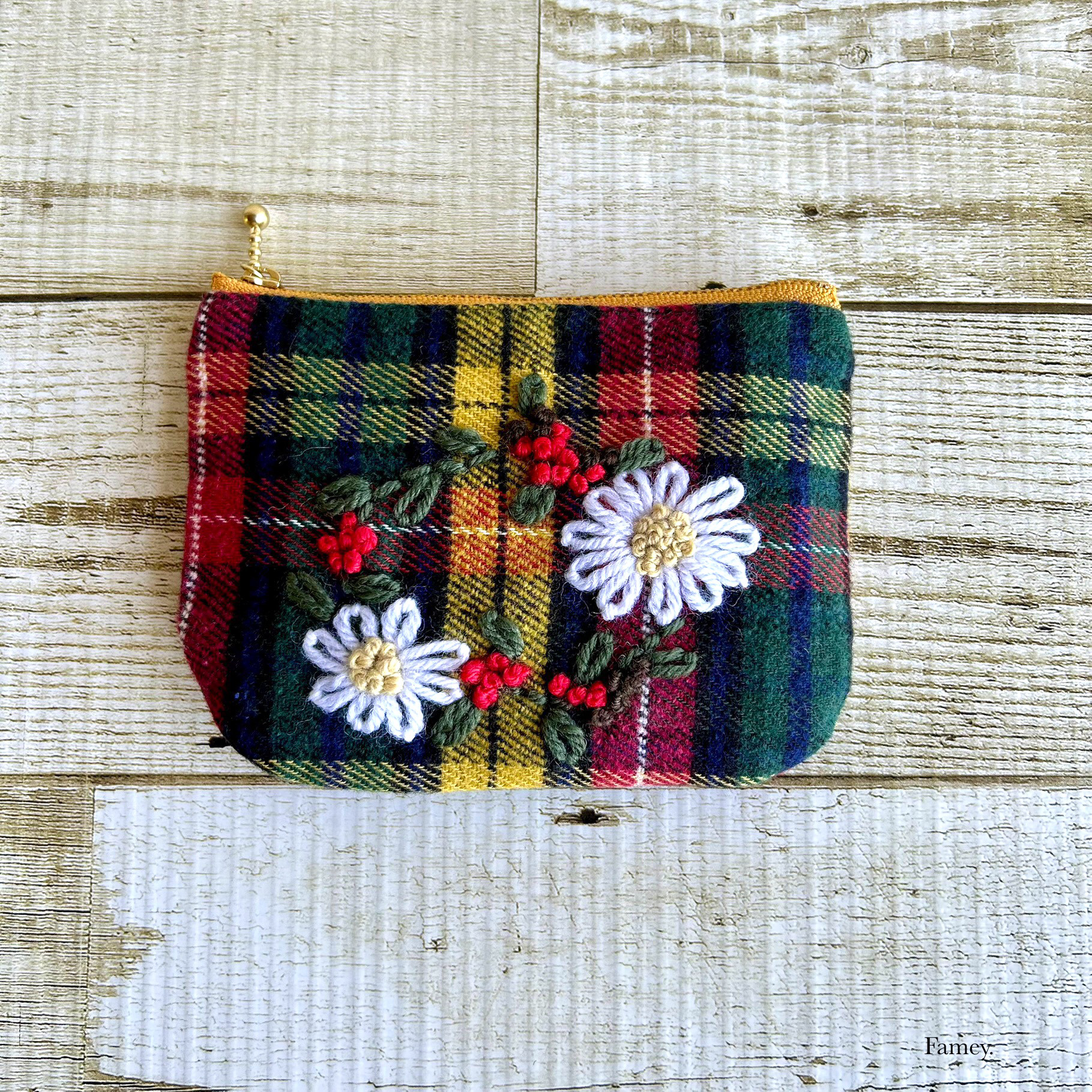 大人かわいい手刺繍お花×タータンチェックのフラットポーチ(ポケットティッシュサイズ) ウール　小物入れ　ギフト