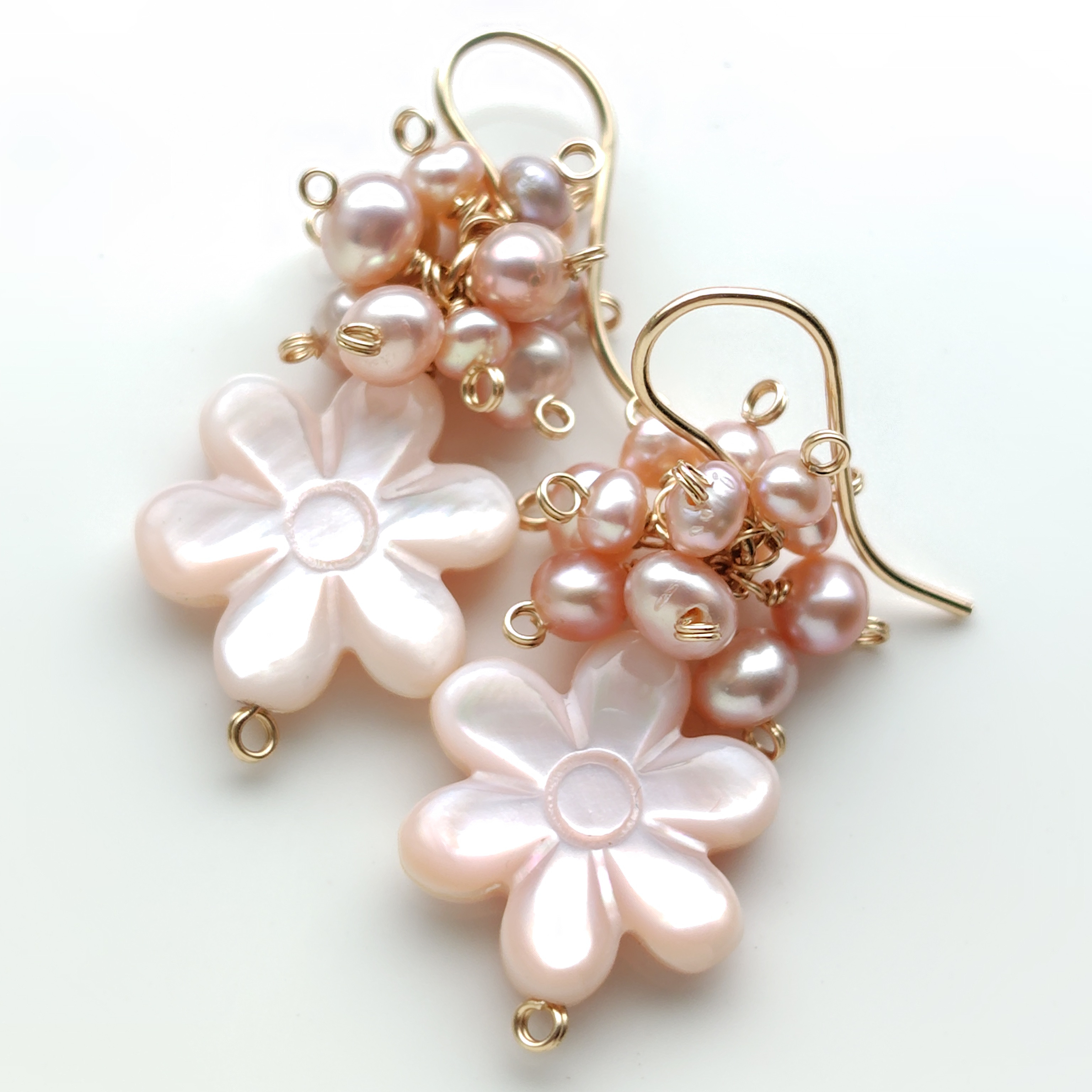 桜色♡フラワーカットのピンクシェル✳淡水パール14kgfピアス　揺れる天然石ピアス