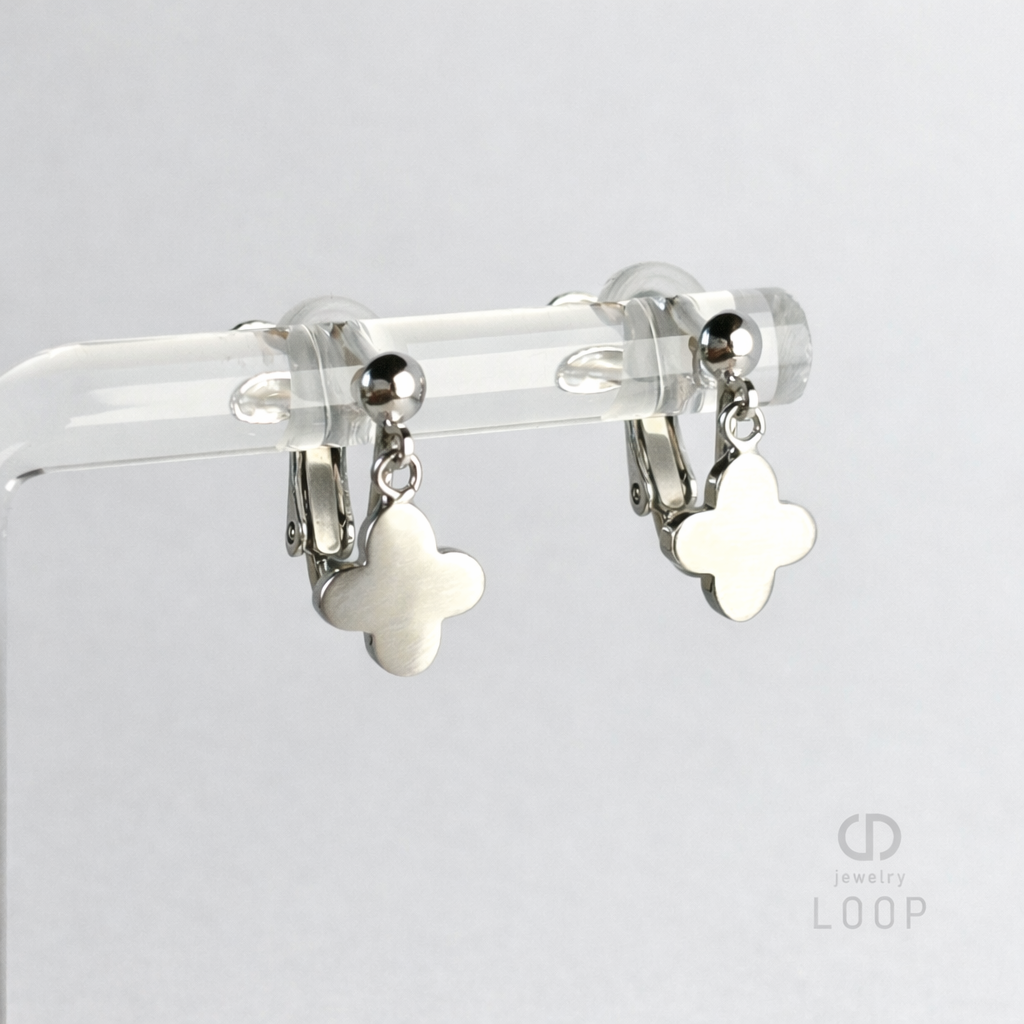 「静穏 花影イヤリング｜やわらかに揺れる穏やかな輝き 」シルバー925・ロジウムコーティング 小花マット