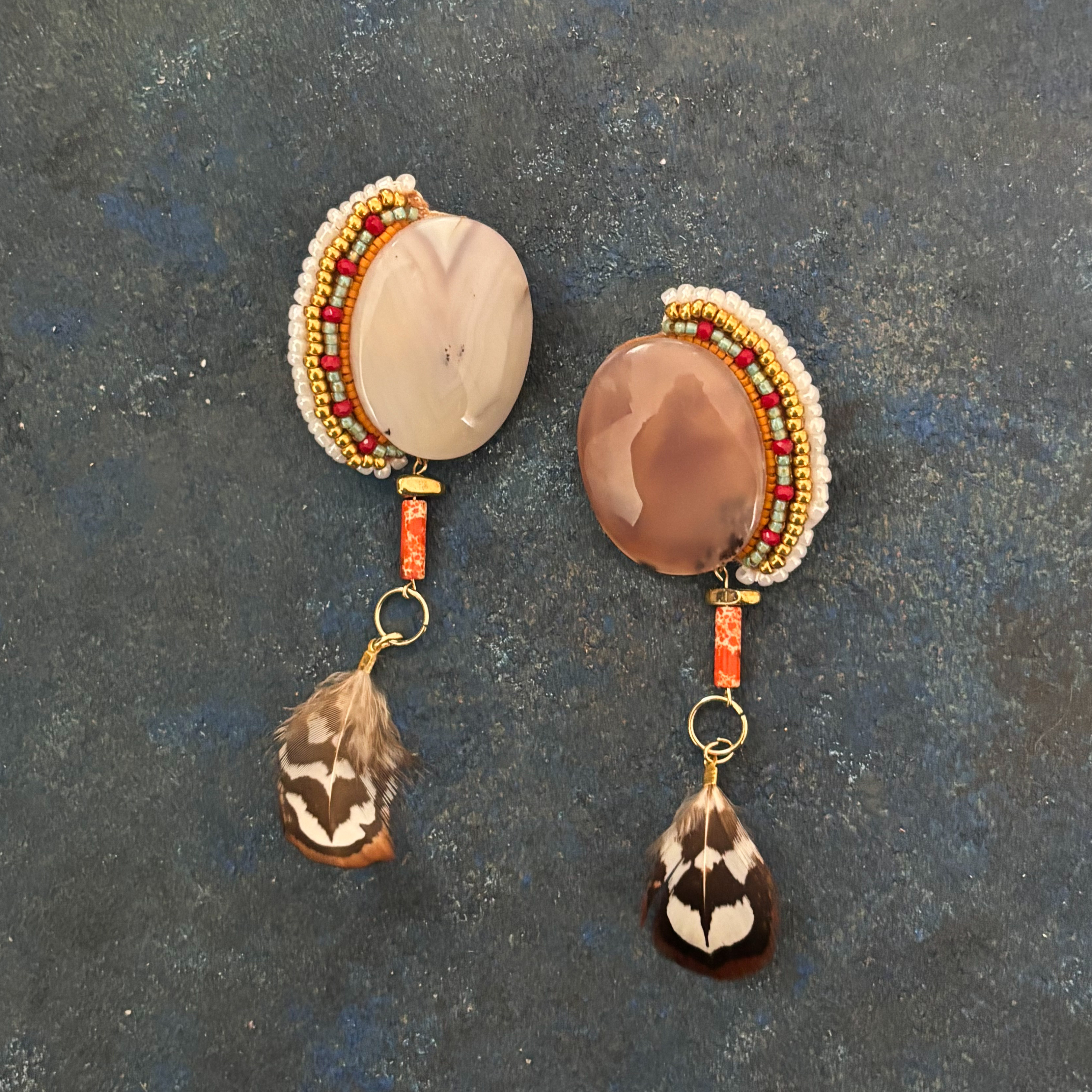 ボツワナホワイトアゲートのウォーボンネットイヤリング 28,600円