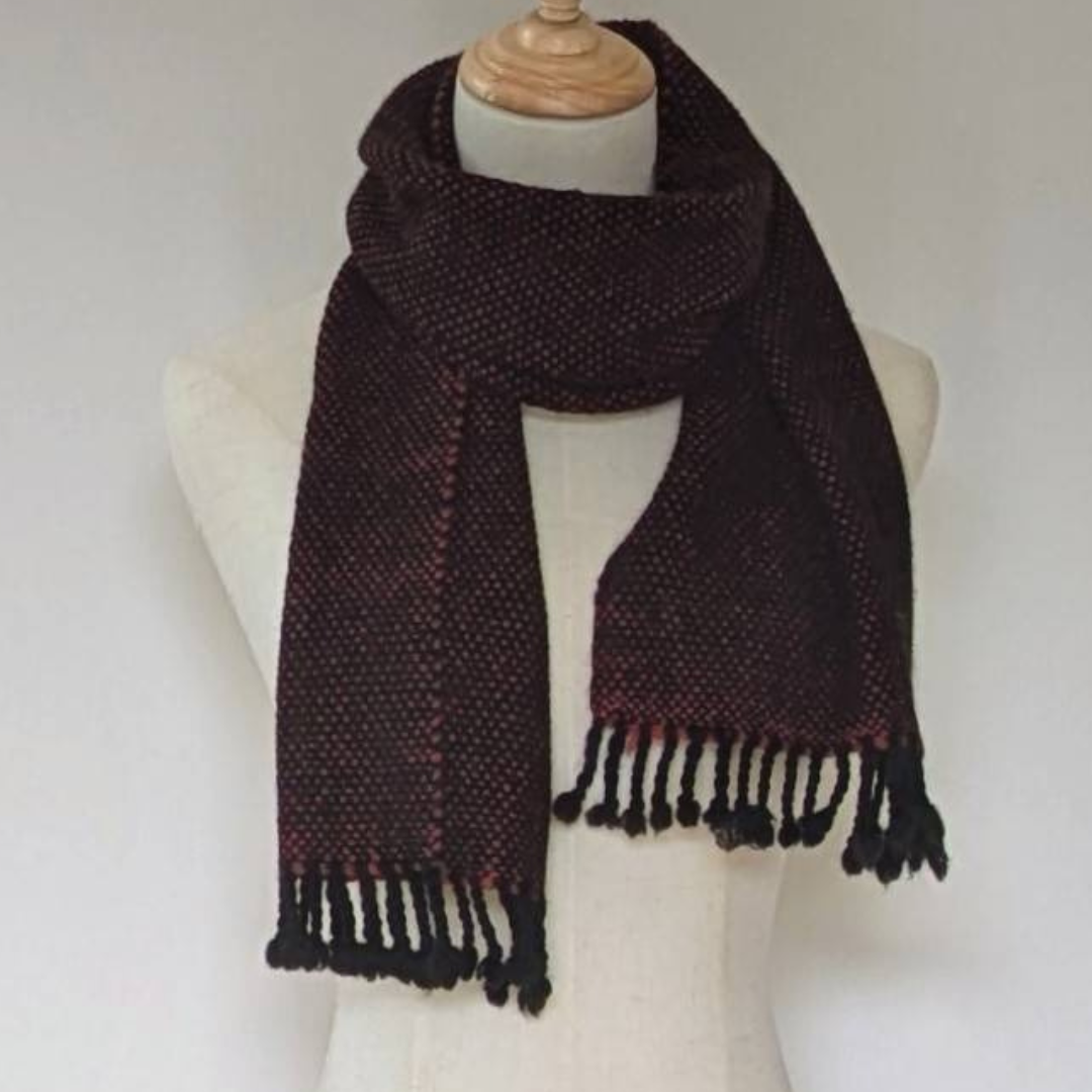 カシミヤ100％の黒糸と赤とグレーの糸を織り交ぜたマフラー