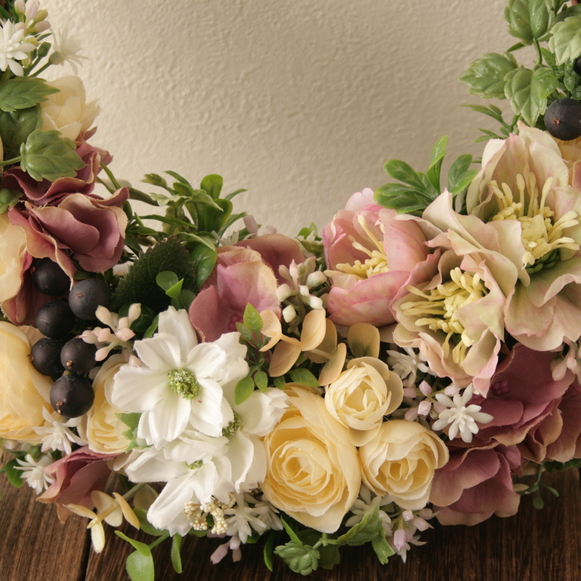 クリスマスローズとラナンキュラスのハーフリース