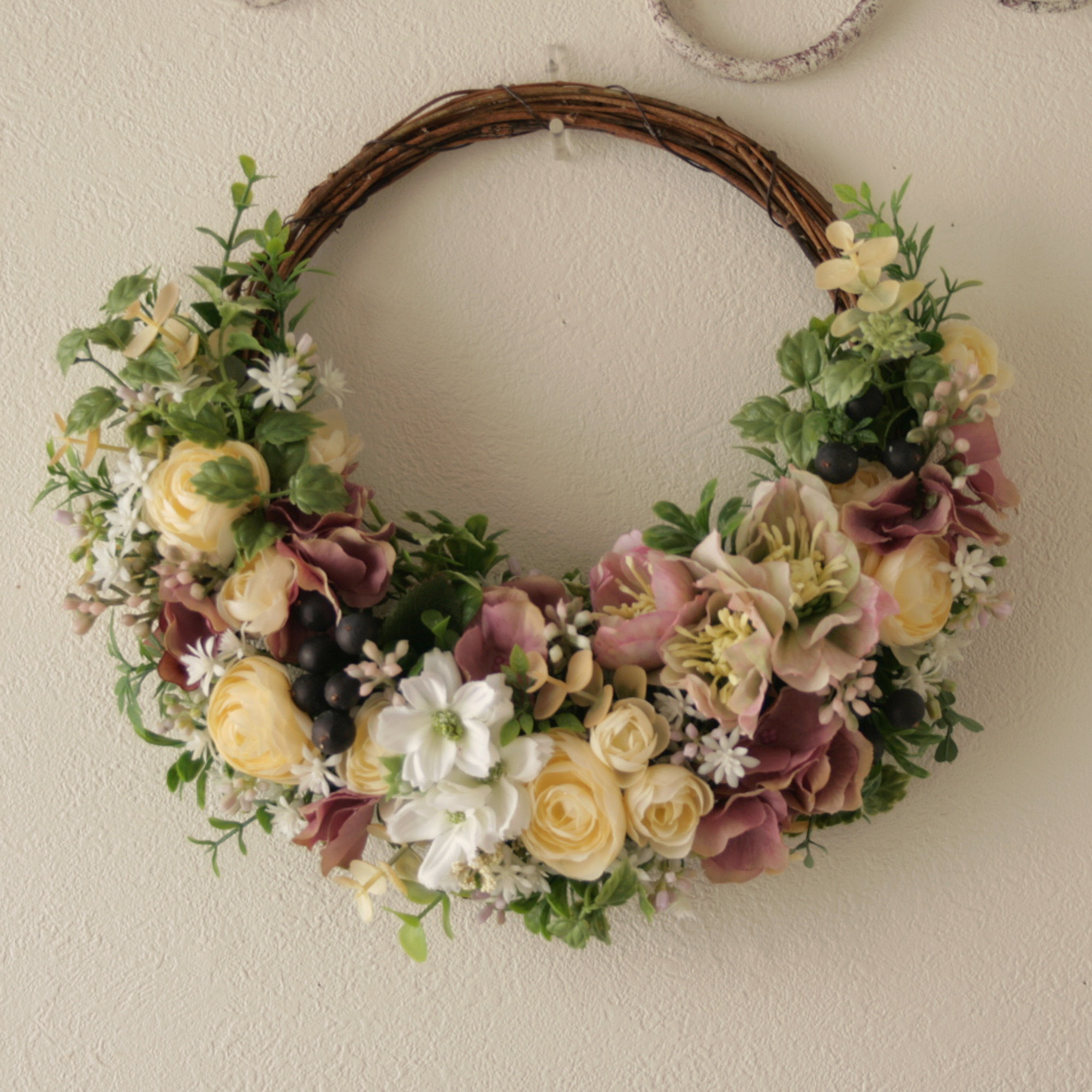 クリスマスローズとラナンキュラスのハーフリース