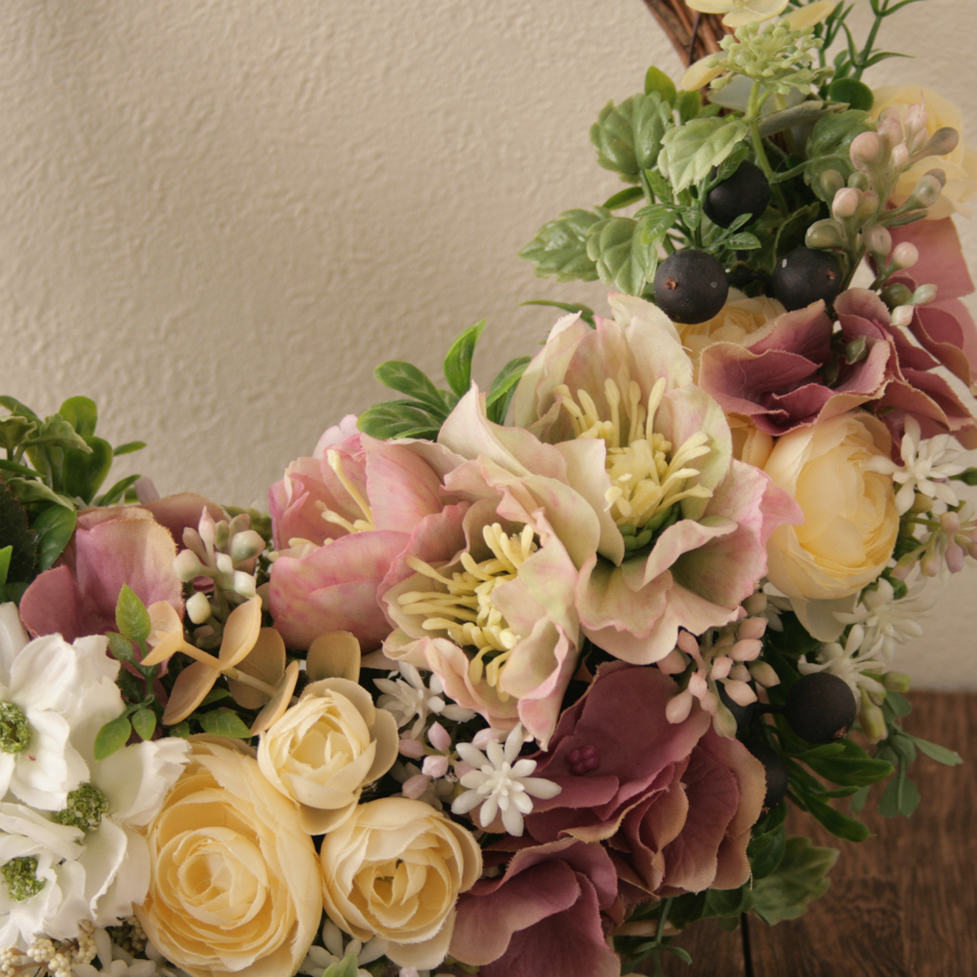 クリスマスローズとラナンキュラスのハーフリース