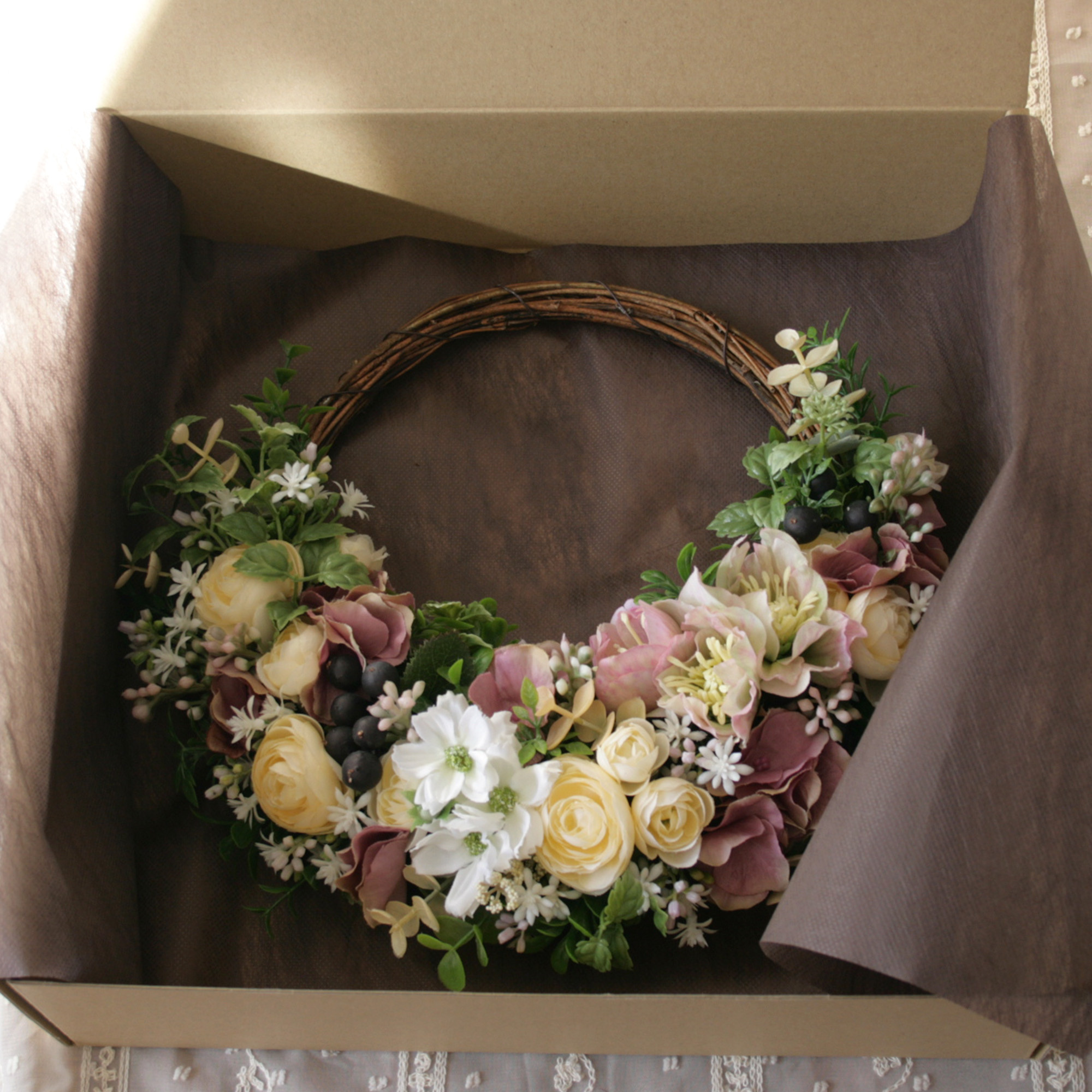 クリスマスローズとラナンキュラスのハーフリース