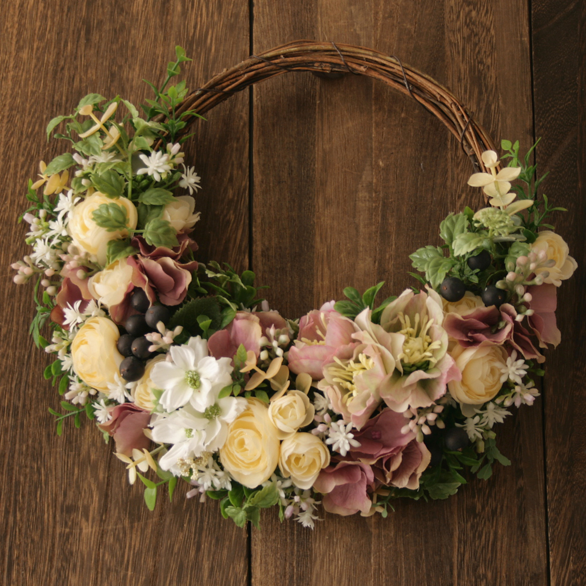 クリスマスローズとラナンキュラスのハーフリース