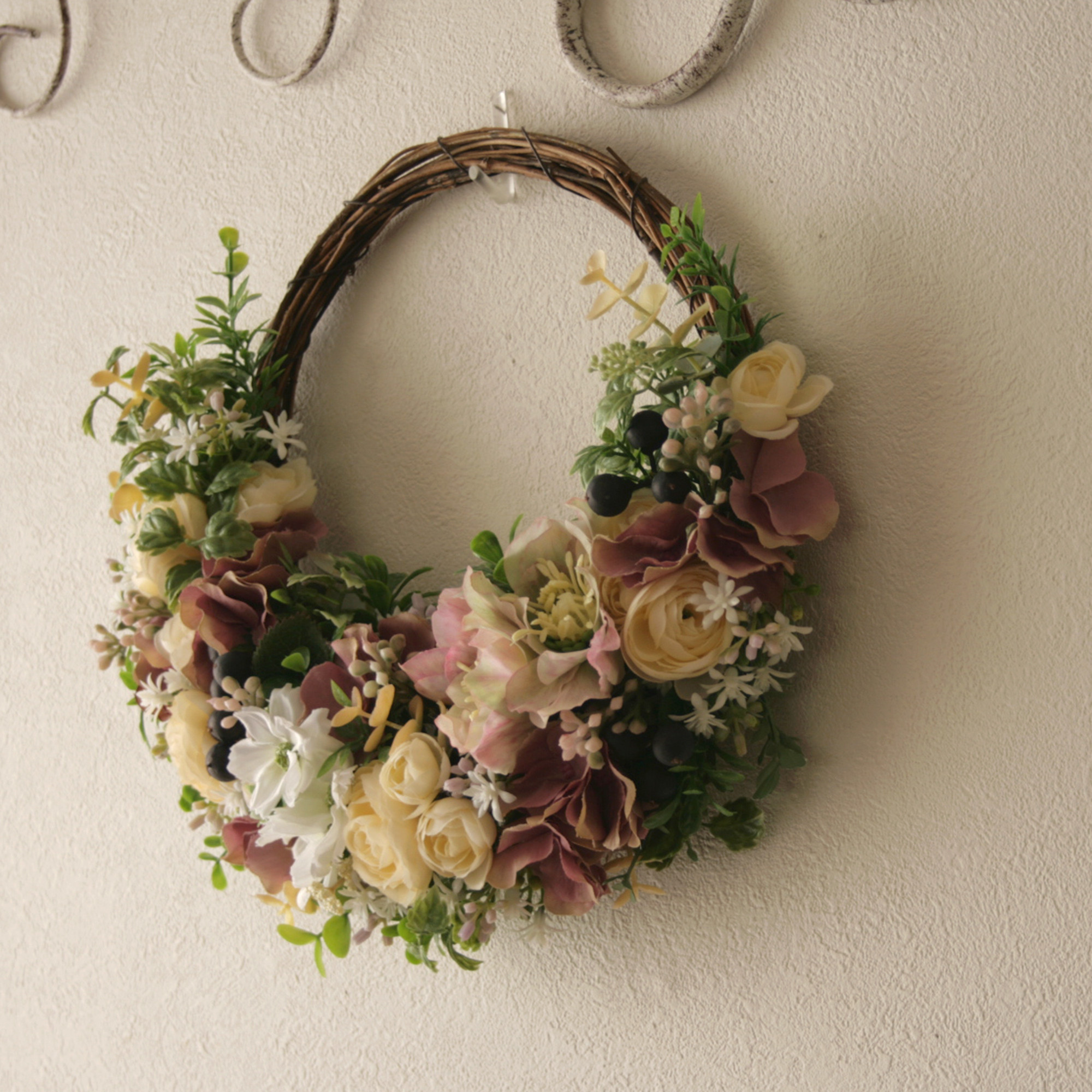 クリスマスローズとラナンキュラスのハーフリース