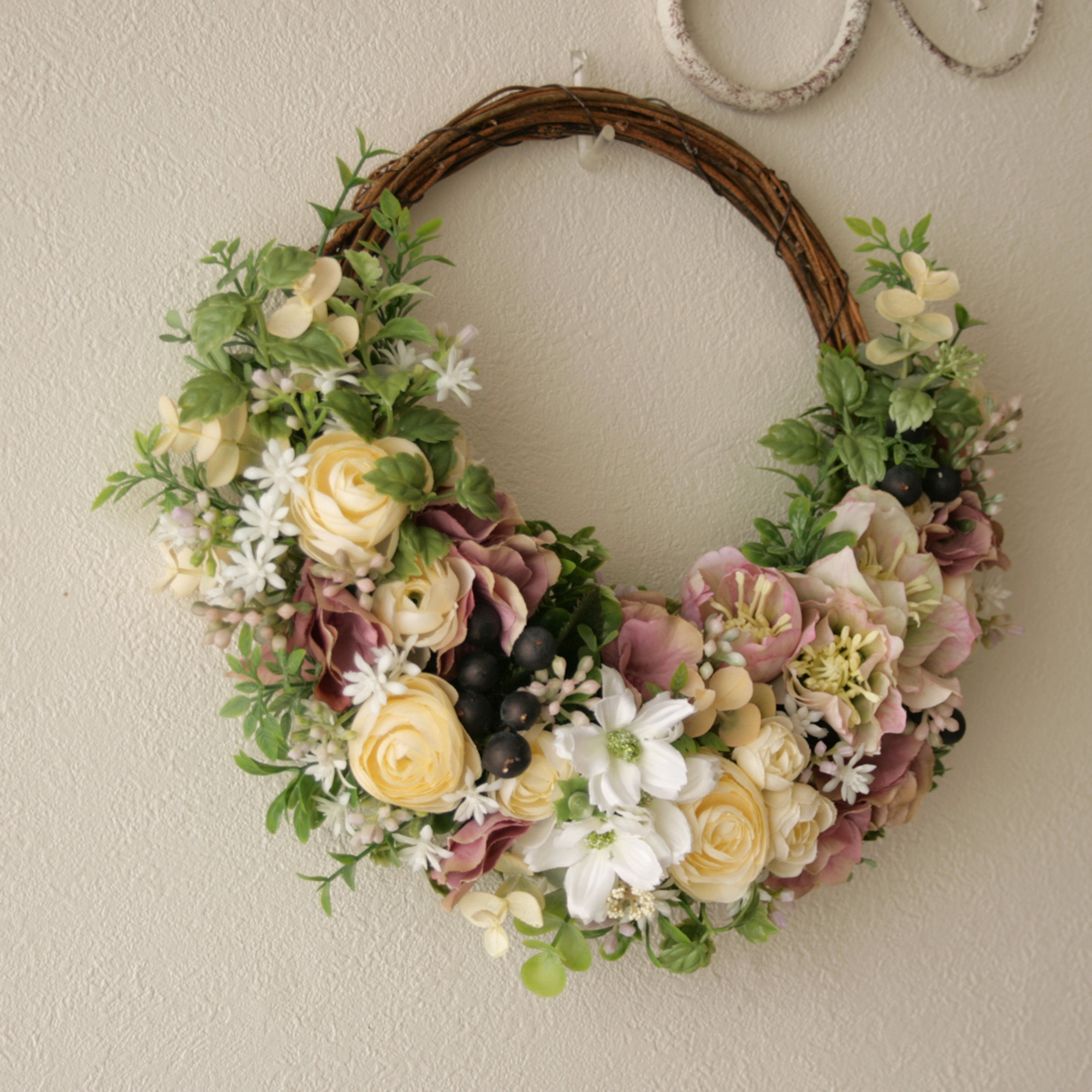 クリスマスローズとラナンキュラスのハーフリース