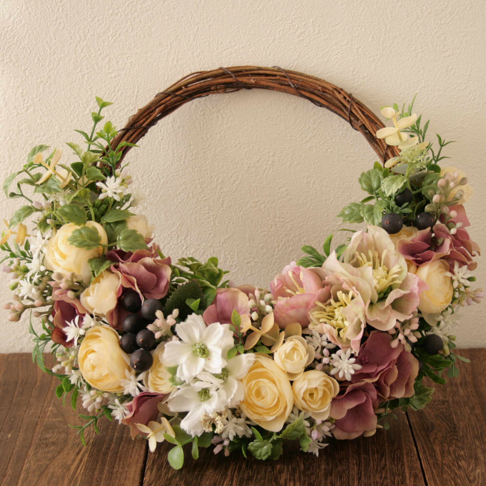 クリスマスローズとラナンキュラスのハーフリース