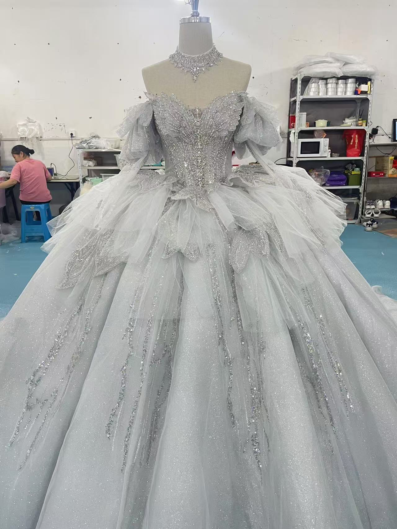 韓国スタイル　シルバー　キラキラ　パフスリーブ　ラッフルスカート　プリンセスライン　編みあげ　ビジュー　上品なウェディン