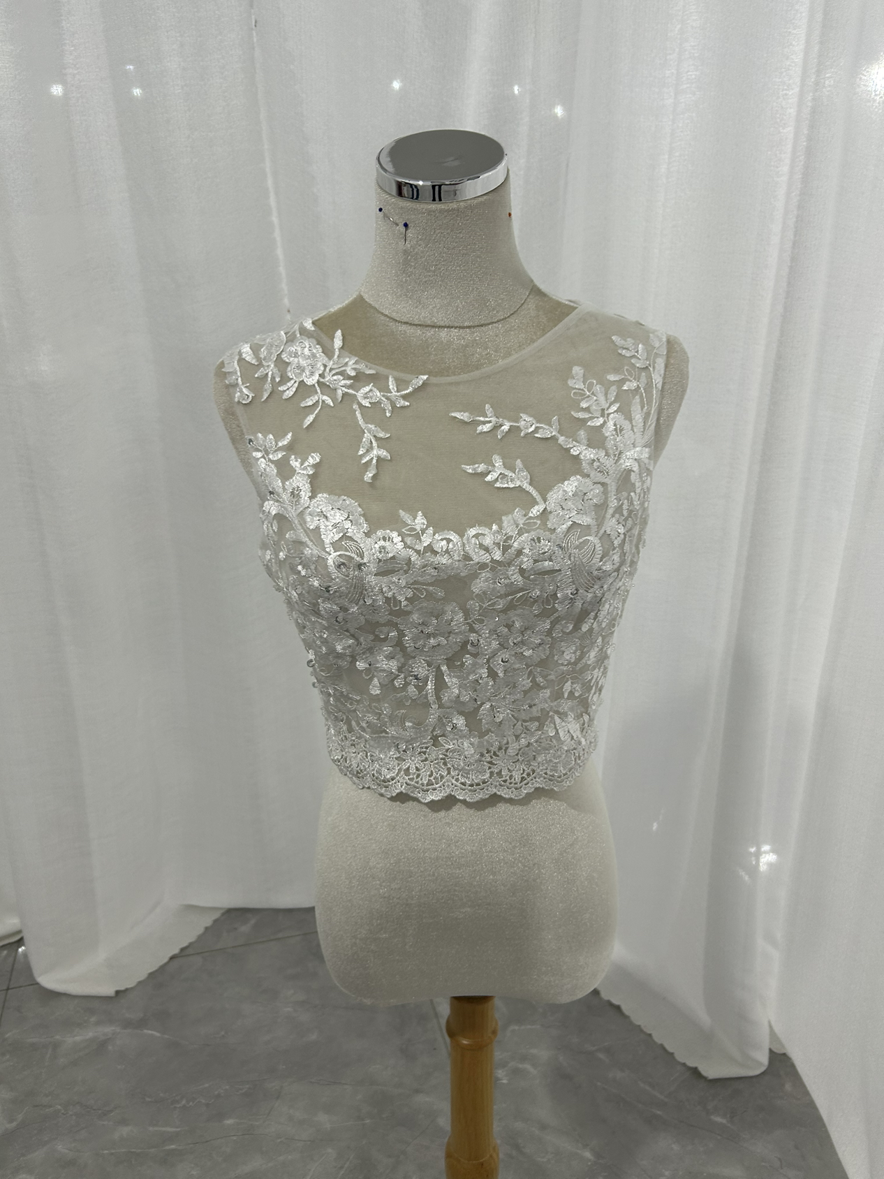 ウエディングドレス用ボレロ トップスのみ ノースリーブ 　くるみボタン　繊細レース オーダー可能 結婚式