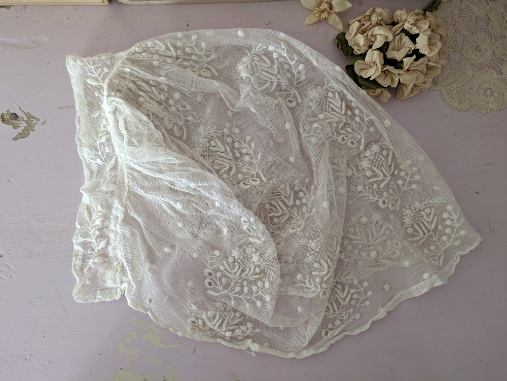 フランス 19世紀末 白糸刺繍のボネ