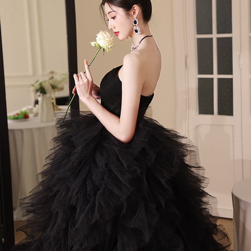 綺麗 黒 オフショルダー ふわふわ ウェディングドレス 裾引き 花嫁