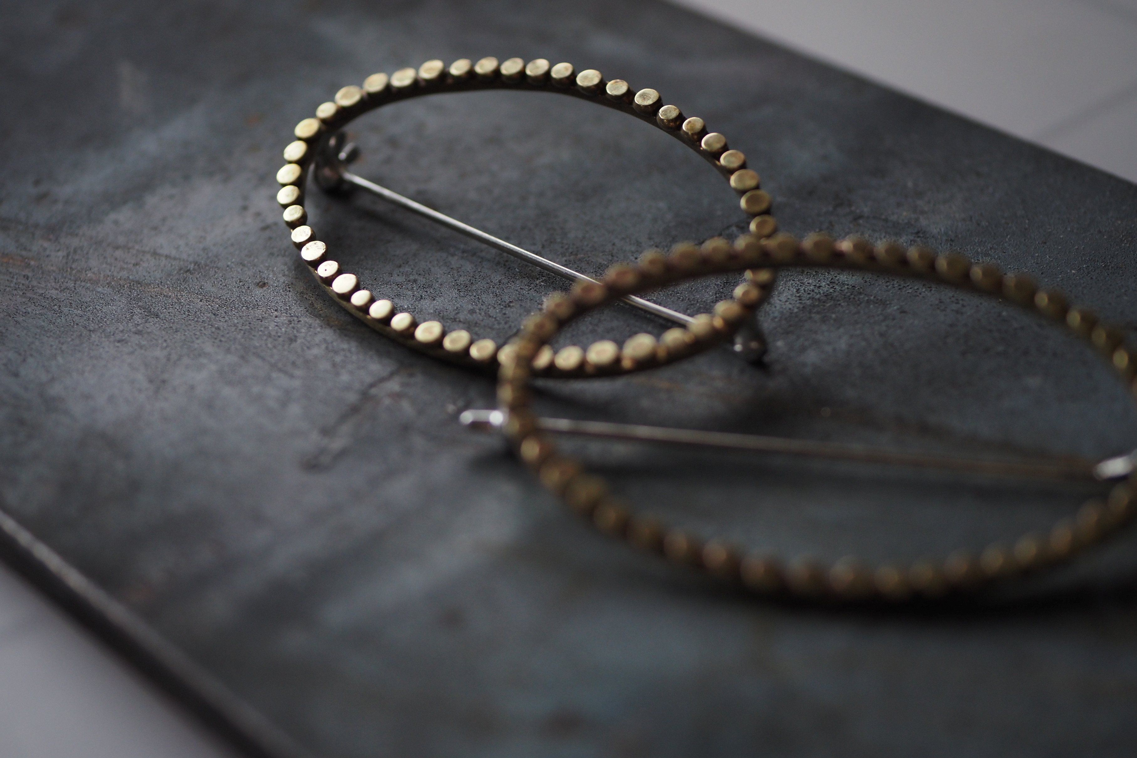 真鍮　楕円のブローチ